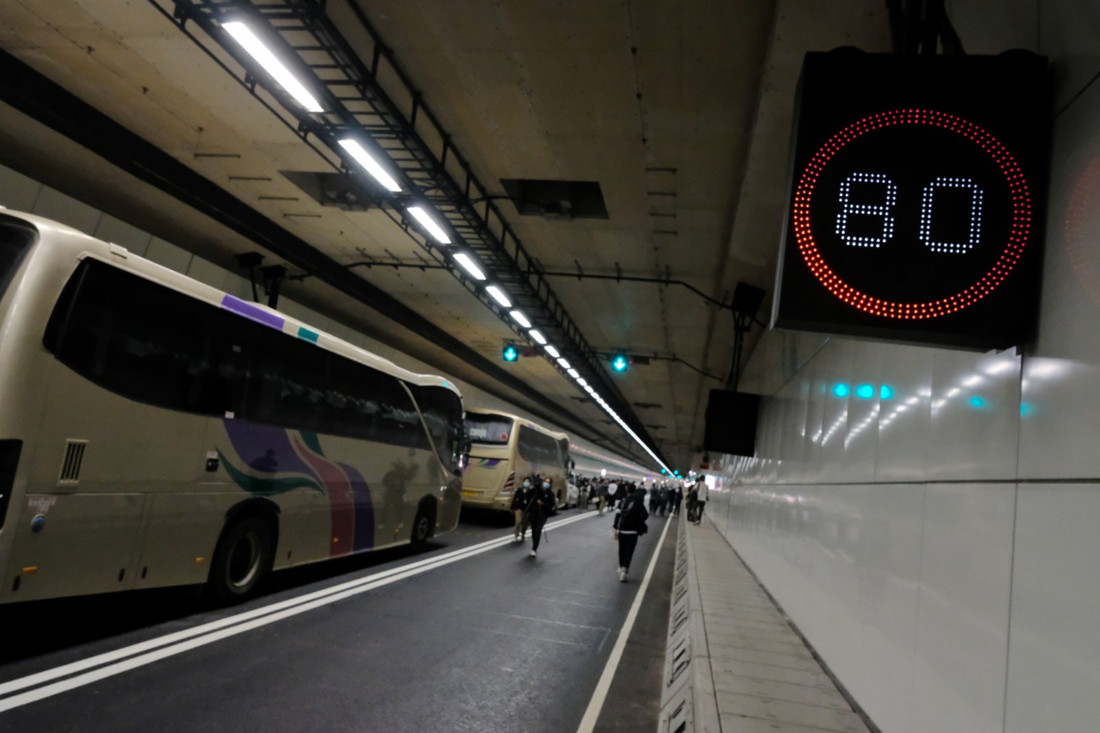 屯門-赤鱲角隧道將於本月27日(周日)全面開通。屆時，屯門至赤鱲角隧道及青嶼幹線的收費將會豁免。整條連接路全面開通後，屯門南和香港國際機場路程縮短22公里，較現時節省約20分鐘車程，能紓緩屯門南經屯門公路以至一帶道路的擠塞。與此同時，「港珠澳大橋港車北上不設配額計劃」亦會推行，合資格的香港私家車毋須取得常規配額，便可經港珠澳大橋進出廣東省。