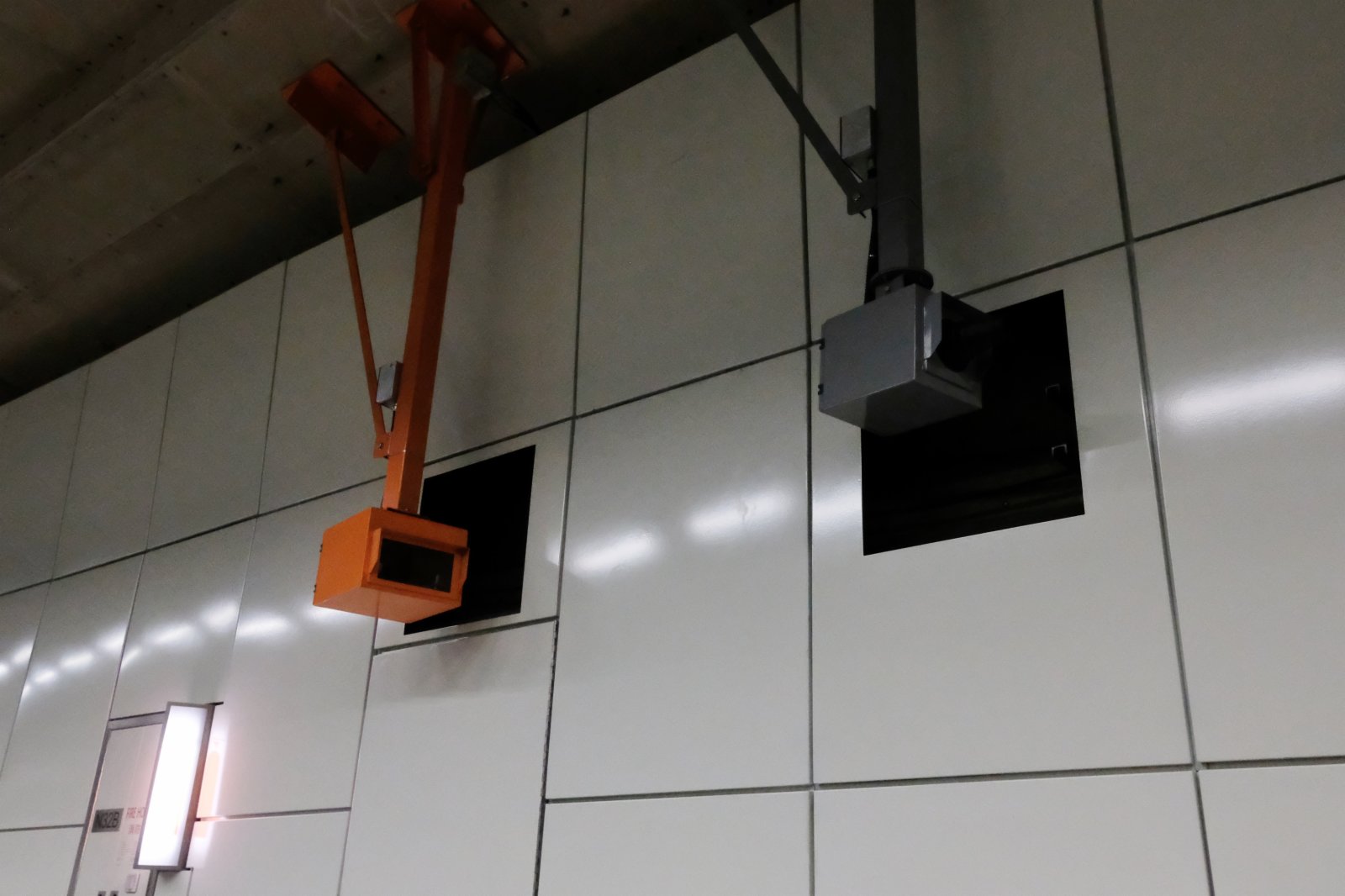 屯門-赤鱲角隧道將於本月27日(周日)全面開通。屆時，屯門至赤鱲角隧道及青嶼幹線的收費將會豁免。整條連接路全面開通後，屯門南和香港國際機場路程縮短22公里，較現時節省約20分鐘車程，能紓緩屯門南經屯門公路以至一帶道路的擠塞。與此同時，「港珠澳大橋港車北上不設配額計劃」亦會推行，合資格的香港私家車毋須取得常規配額，便可經港珠澳大橋進出廣東省。