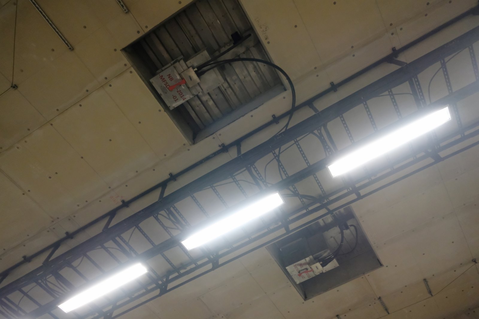 屯門-赤鱲角隧道將於本月27日(周日)全面開通。屆時，屯門至赤鱲角隧道及青嶼幹線的收費將會豁免。整條連接路全面開通後，屯門南和香港國際機場路程縮短22公里，較現時節省約20分鐘車程，能紓緩屯門南經屯門公路以至一帶道路的擠塞。與此同時，「港珠澳大橋港車北上不設配額計劃」亦會推行，合資格的香港私家車毋須取得常規配額，便可經港珠澳大橋進出廣東省。