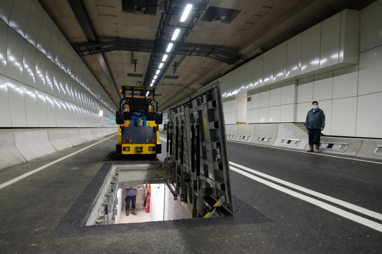 屯門-赤鱲角隧道將於本月27日(周日)全面開通。屆時，屯門至赤鱲角隧道及青嶼幹線的收費將會豁免。整條連接路全面開通後，屯門南和香港國際機場路程縮短22公里，較現時節省約20分鐘車程，能紓緩屯門南經屯門公路以至一帶道路的擠塞。與此同時，「港珠澳大橋港車北上不設配額計劃」亦會推行，合資格的香港私家車毋須取得常規配額，便可經港珠澳大橋進出廣東省。