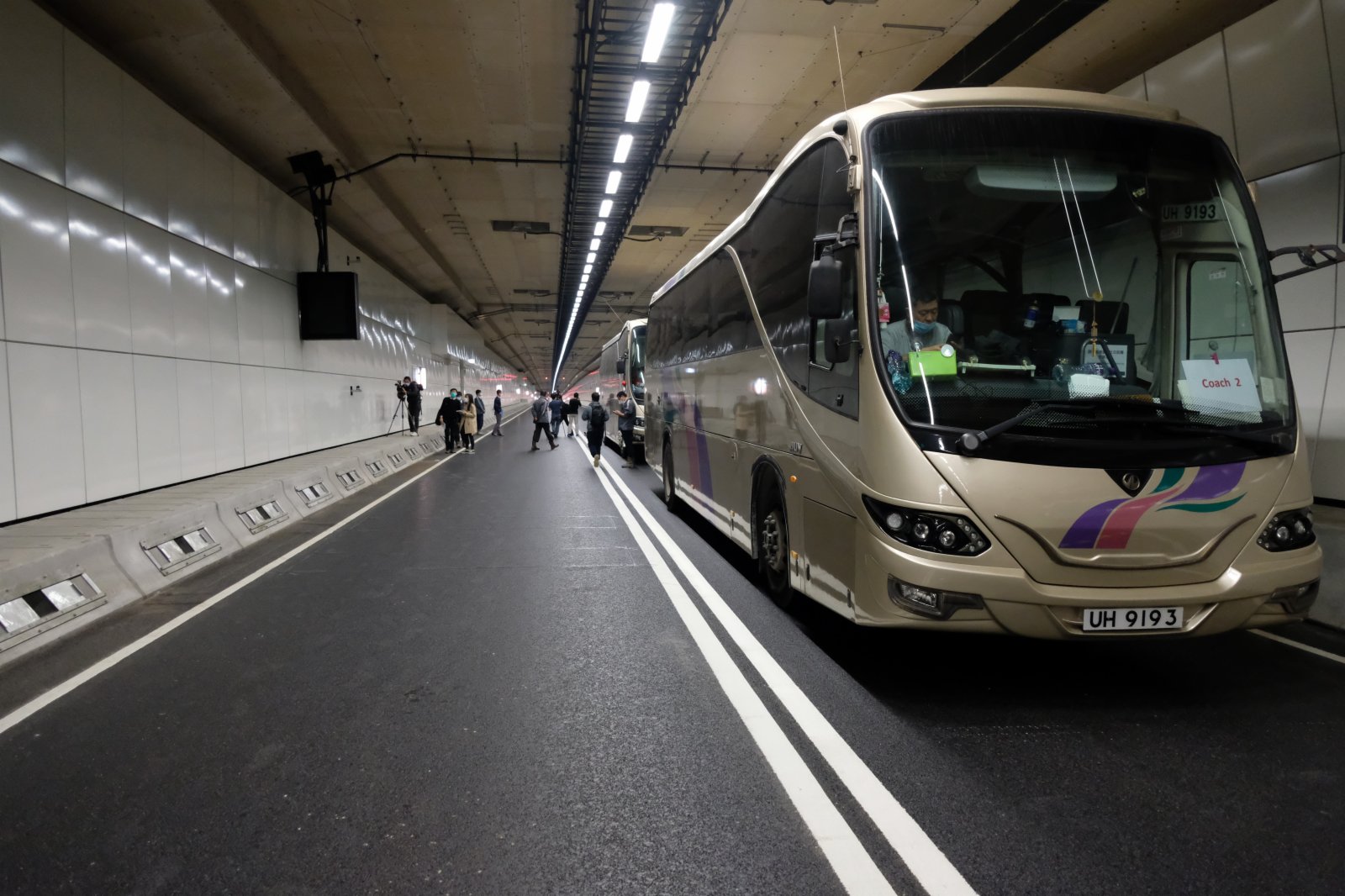 屯門-赤鱲角隧道將於本月27日(周日)全面開通。屆時，屯門至赤鱲角隧道及青嶼幹線的收費將會豁免。整條連接路全面開通後，屯門南和香港國際機場路程縮短22公里，較現時節省約20分鐘車程，能紓緩屯門南經屯門公路以至一帶道路的擠塞。與此同時，「港珠澳大橋港車北上不設配額計劃」亦會推行，合資格的香港私家車毋須取得常規配額，便可經港珠澳大橋進出廣東省。