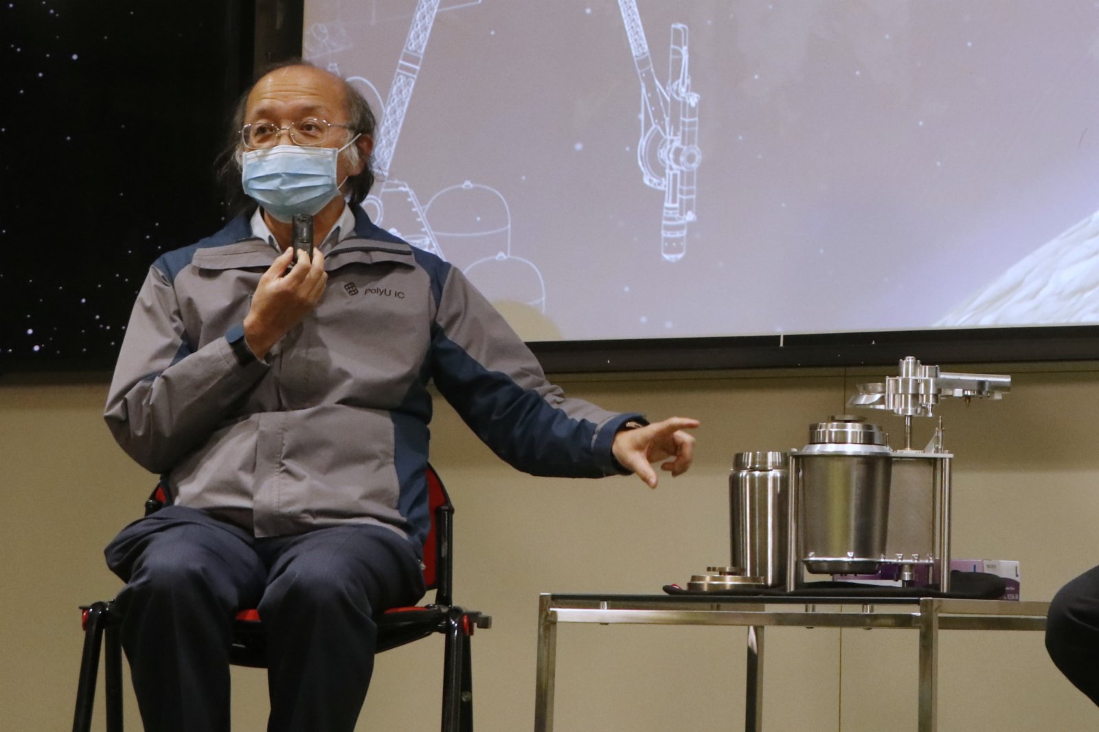 中國月球探測器「嫦娥五號」返回器載着月球樣本，今日(17日)凌晨於內蒙古成功着陸。負責設計嫦娥五號「表取採樣執行裝置」的理大工業及系統工程學系講座教授容啟亮指，團隊由2011年起研發裝置，理大負責製作裝置上的兩個採樣器及封裝系統，直至2017年正式交付，其後仍要反覆驗證升空後會否影響運作。