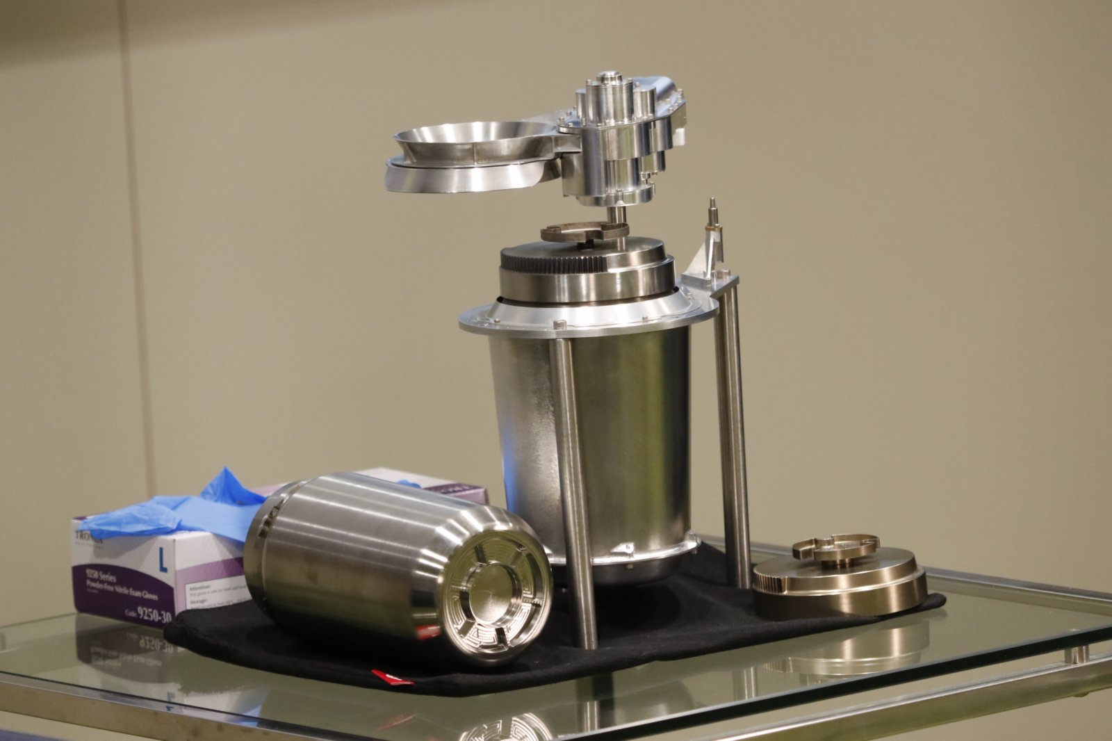 中國月球探測器「嫦娥五號」返回器載着月球樣本，今日(17日)凌晨於內蒙古成功着陸。負責設計嫦娥五號「表取採樣執行裝置」的理大工業及系統工程學系講座教授容啟亮指，團隊由2011年起研發裝置，理大負責製作裝置上的兩個採樣器及封裝系統，直至2017年正式交付，其後仍要反覆驗證升空後會否影響運作。