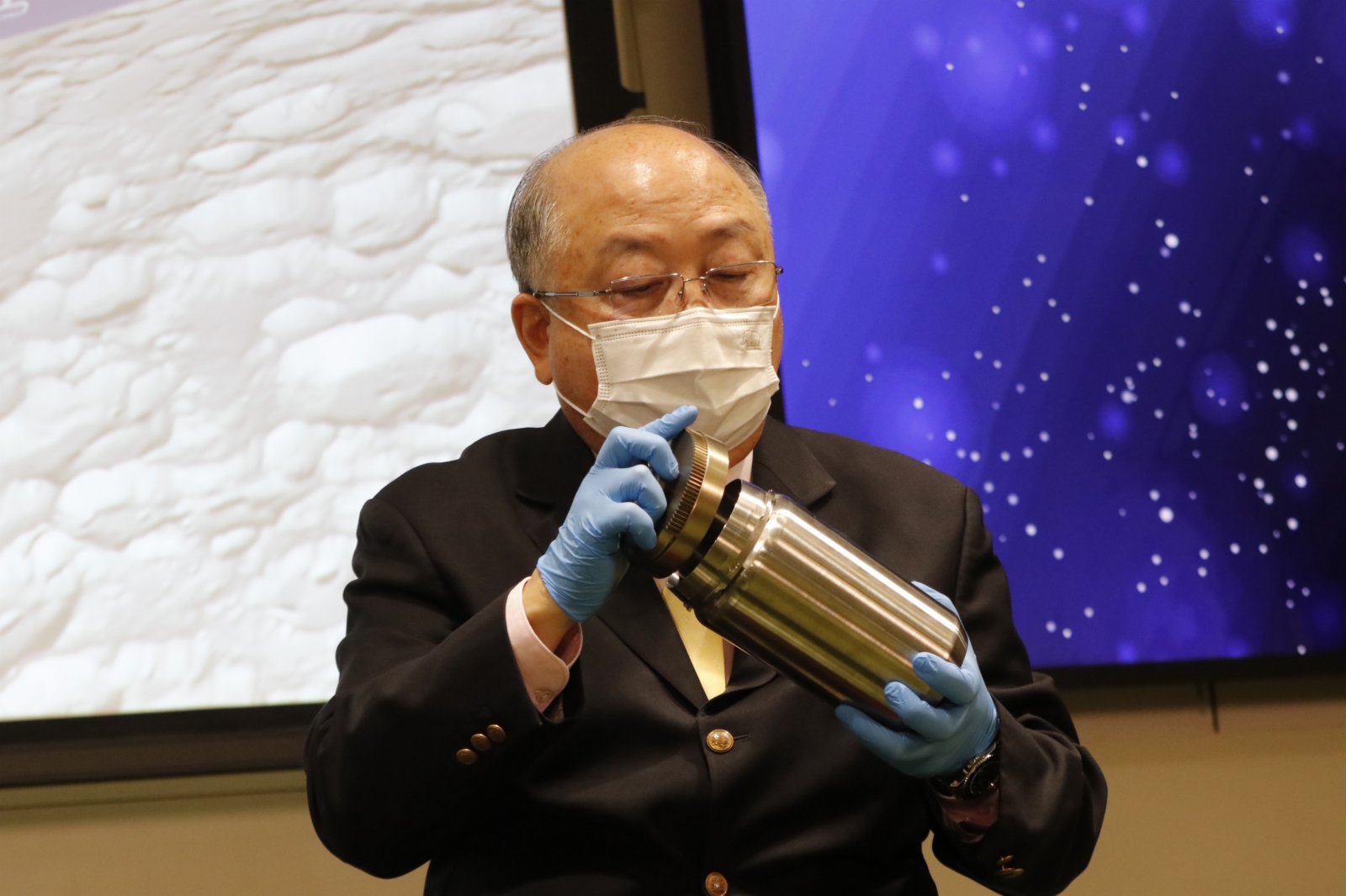 中國月球探測器「嫦娥五號」返回器載着月球樣本，今日(17日)凌晨於內蒙古成功着陸。負責設計嫦娥五號「表取採樣執行裝置」的理大工業及系統工程學系講座教授容啟亮指，團隊由2011年起研發裝置，理大負責製作裝置上的兩個採樣器及封裝系統，直至2017年正式交付，其後仍要反覆驗證升空後會否影響運作。