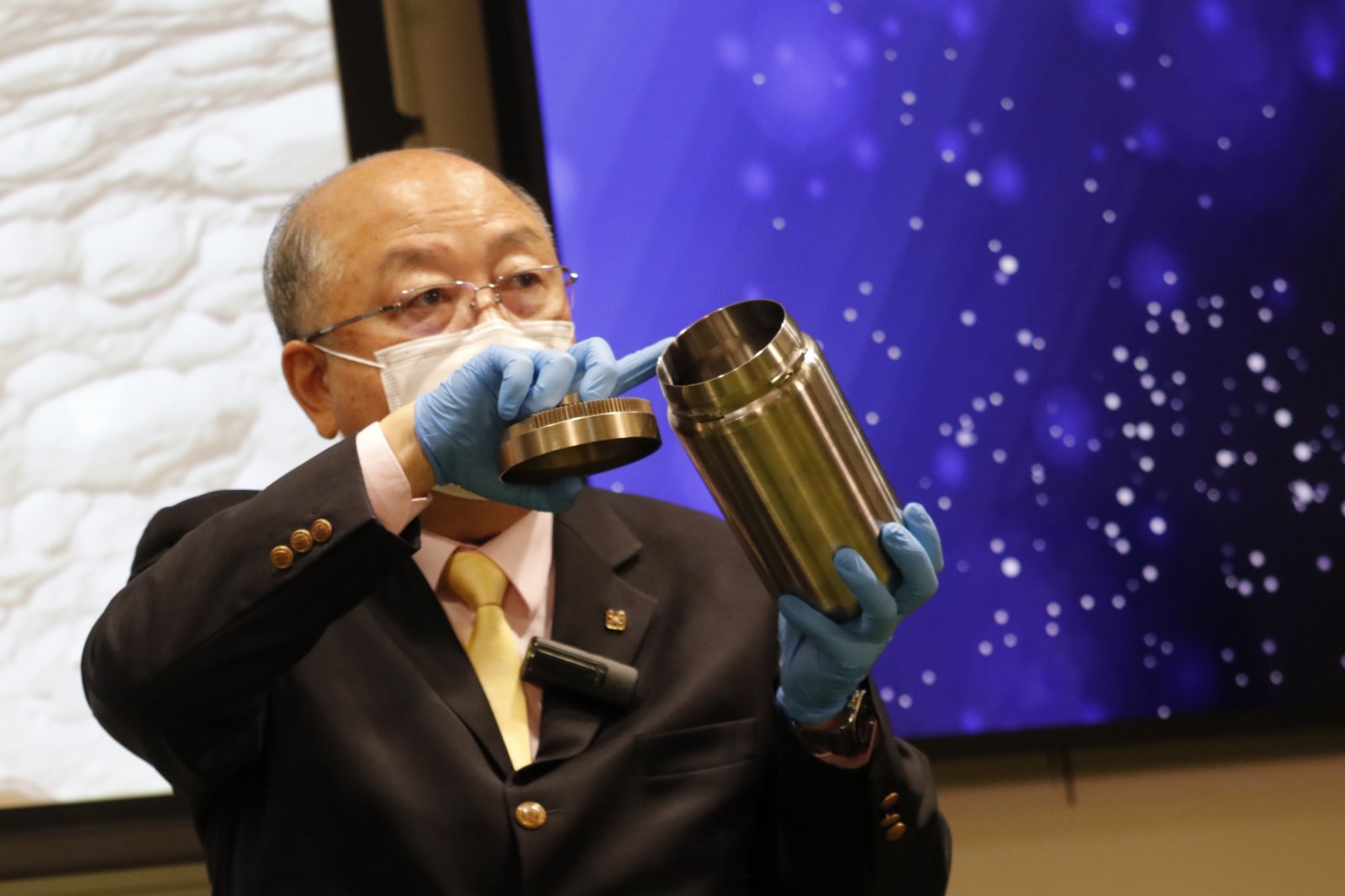 中國月球探測器「嫦娥五號」返回器載着月球樣本，今日(17日)凌晨於內蒙古成功着陸。負責設計嫦娥五號「表取採樣執行裝置」的理大工業及系統工程學系講座教授容啟亮指，團隊由2011年起研發裝置，理大負責製作裝置上的兩個採樣器及封裝系統，直至2017年正式交付，其後仍要反覆驗證升空後會否影響運作。