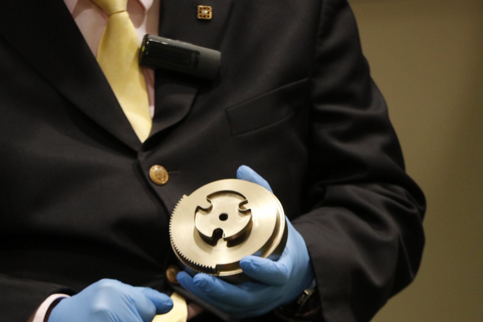 中國月球探測器「嫦娥五號」返回器載着月球樣本，今日(17日)凌晨於內蒙古成功着陸。負責設計嫦娥五號「表取採樣執行裝置」的理大工業及系統工程學系講座教授容啟亮指，團隊由2011年起研發裝置，理大負責製作裝置上的兩個採樣器及封裝系統，直至2017年正式交付，其後仍要反覆驗證升空後會否影響運作。