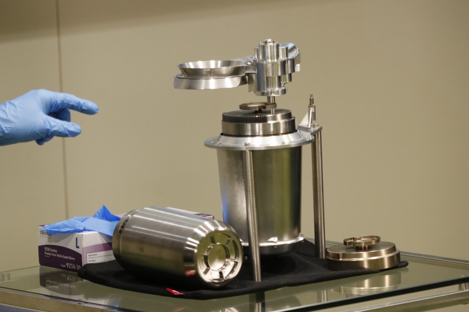 中國月球探測器「嫦娥五號」返回器載着月球樣本，今日(17日)凌晨於內蒙古成功着陸。負責設計嫦娥五號「表取採樣執行裝置」的理大工業及系統工程學系講座教授容啟亮指，團隊由2011年起研發裝置，理大負責製作裝置上的兩個採樣器及封裝系統，直至2017年正式交付，其後仍要反覆驗證升空後會否影響運作。