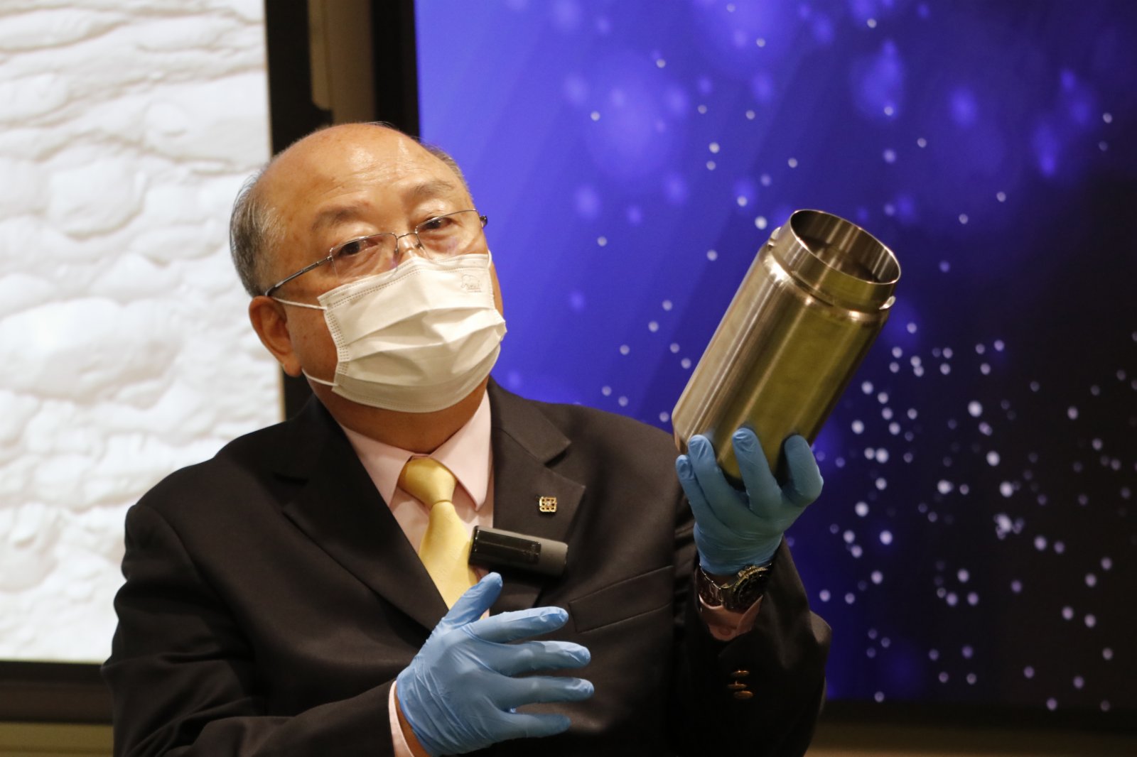 中國月球探測器「嫦娥五號」返回器載着月球樣本，今日(17日)凌晨於內蒙古成功着陸。負責設計嫦娥五號「表取採樣執行裝置」的理大工業及系統工程學系講座教授容啟亮指，團隊由2011年起研發裝置，理大負責製作裝置上的兩個採樣器及封裝系統，直至2017年正式交付，其後仍要反覆驗證升空後會否影響運作。