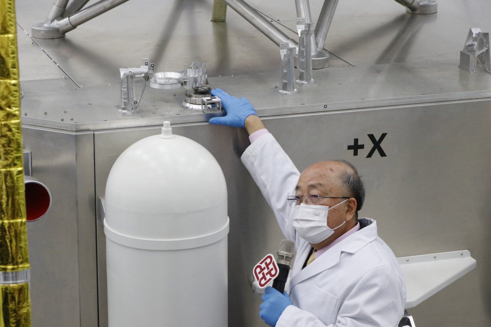 中國月球探測器「嫦娥五號」返回器載着月球樣本，今日(17日)凌晨於內蒙古成功着陸。負責設計嫦娥五號「表取採樣執行裝置」的理大工業及系統工程學系講座教授容啟亮指，團隊由2011年起研發裝置，理大負責製作裝置上的兩個採樣器及封裝系統，直至2017年正式交付，其後仍要反覆驗證升空後會否影響運作。