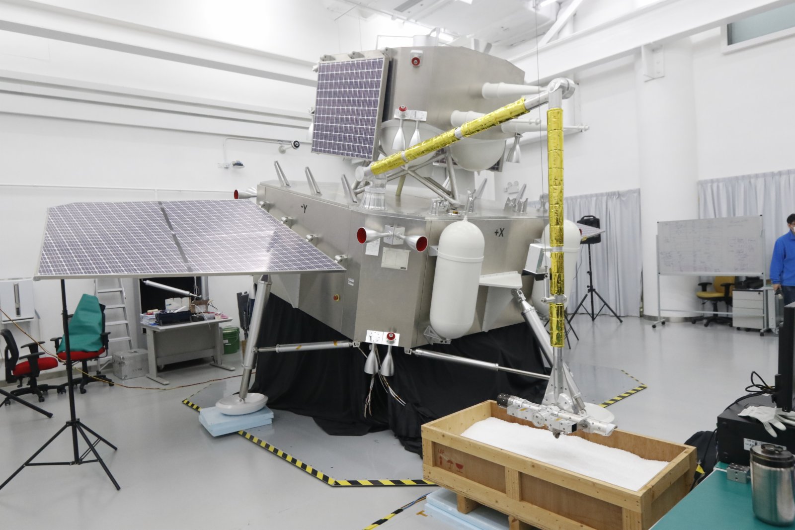 中國月球探測器「嫦娥五號」返回器載着月球樣本，今日(17日)凌晨於內蒙古成功着陸。負責設計嫦娥五號「表取採樣執行裝置」的理大工業及系統工程學系講座教授容啟亮指，團隊由2011年起研發裝置，理大負責製作裝置上的兩個採樣器及封裝系統，直至2017年正式交付，其後仍要反覆驗證升空後會否影響運作。