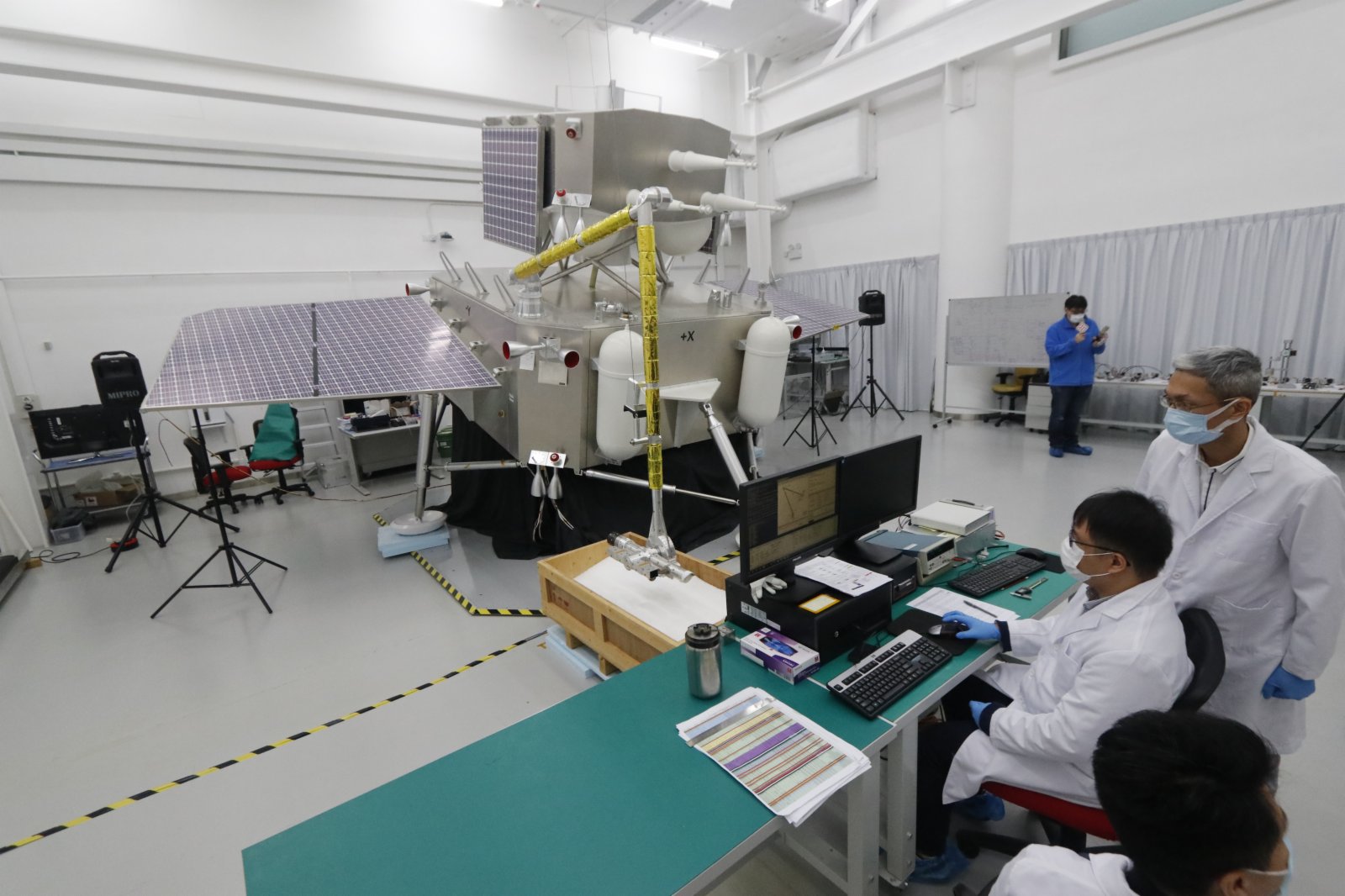 中國月球探測器「嫦娥五號」返回器載着月球樣本，今日(17日)凌晨於內蒙古成功着陸。負責設計嫦娥五號「表取採樣執行裝置」的理大工業及系統工程學系講座教授容啟亮指，團隊由2011年起研發裝置，理大負責製作裝置上的兩個採樣器及封裝系統，直至2017年正式交付，其後仍要反覆驗證升空後會否影響運作。