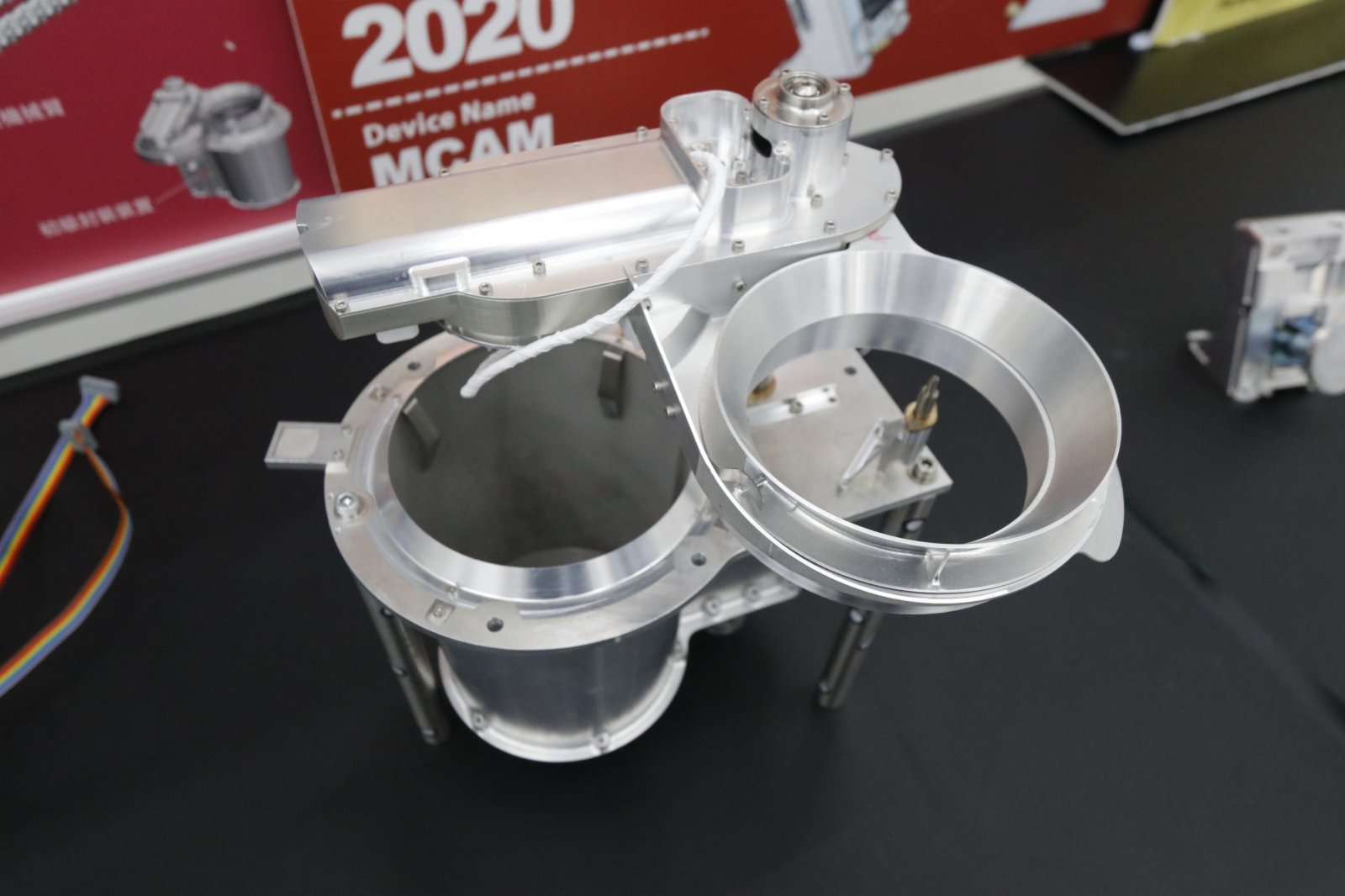 中國月球探測器「嫦娥五號」返回器載着月球樣本，今日(17日)凌晨於內蒙古成功着陸。負責設計嫦娥五號「表取採樣執行裝置」的理大工業及系統工程學系講座教授容啟亮指，團隊由2011年起研發裝置，理大負責製作裝置上的兩個採樣器及封裝系統，直至2017年正式交付，其後仍要反覆驗證升空後會否影響運作。