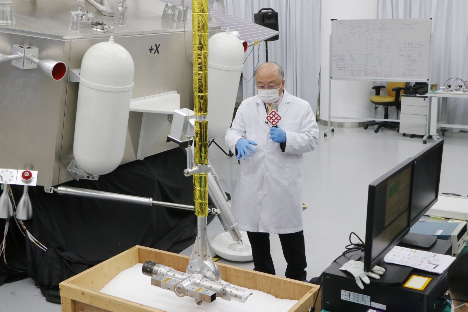 中國月球探測器「嫦娥五號」返回器載着月球樣本，今日(17日)凌晨於內蒙古成功着陸。負責設計嫦娥五號「表取採樣執行裝置」的理大工業及系統工程學系講座教授容啟亮指，團隊由2011年起研發裝置，理大負責製作裝置上的兩個採樣器及封裝系統，直至2017年正式交付，其後仍要反覆驗證升空後會否影響運作。