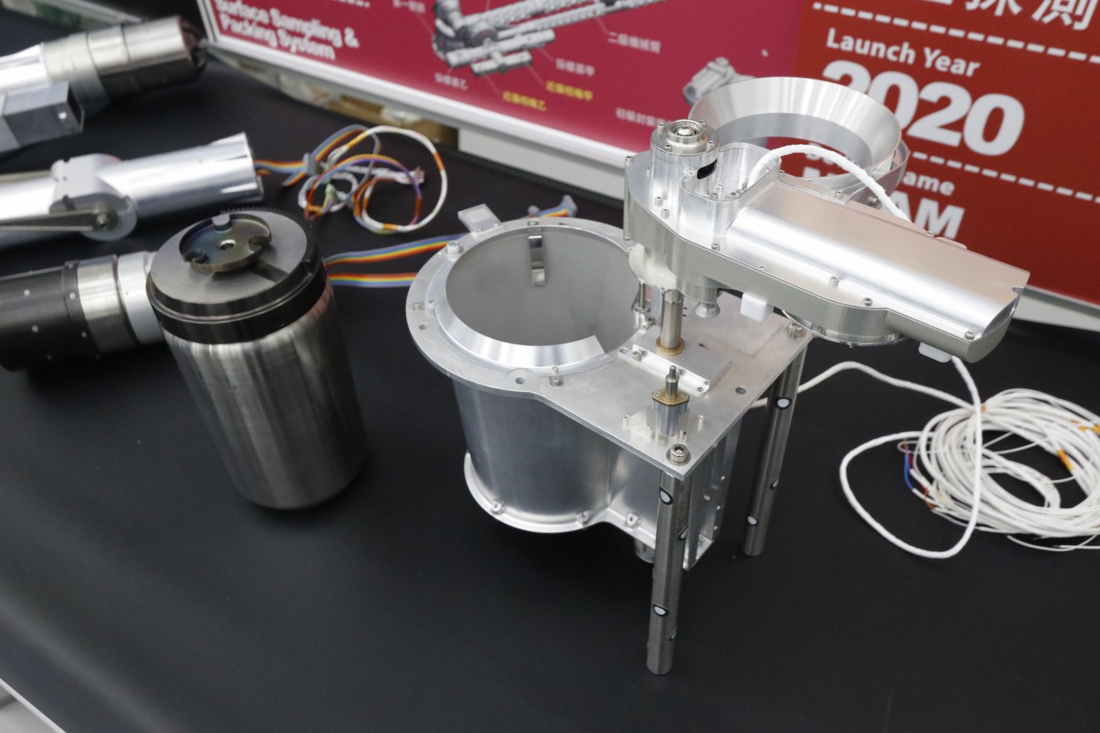 中國月球探測器「嫦娥五號」返回器載着月球樣本，今日(17日)凌晨於內蒙古成功着陸。負責設計嫦娥五號「表取採樣執行裝置」的理大工業及系統工程學系講座教授容啟亮指，團隊由2011年起研發裝置，理大負責製作裝置上的兩個採樣器及封裝系統，直至2017年正式交付，其後仍要反覆驗證升空後會否影響運作。