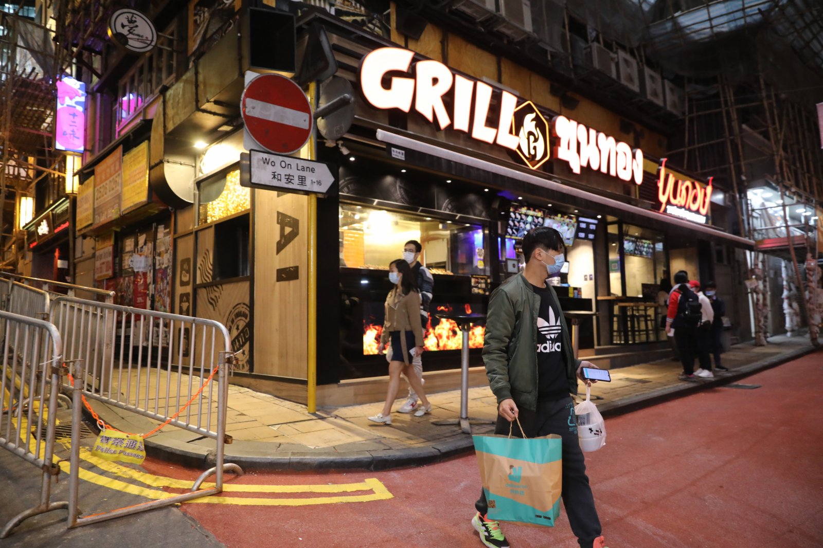 24日，平安夜蘭桂坊街頭「水靜河飛」，酒吧停業，食肆禁堂食，只有少數市民在閒逛。在各個路口均有警察巡邏維持秩序，同時牌照事務署的工作人員到多個商廈巡查，查看有無場所違規營業（大公文匯全媒體記者 李斯哲攝）