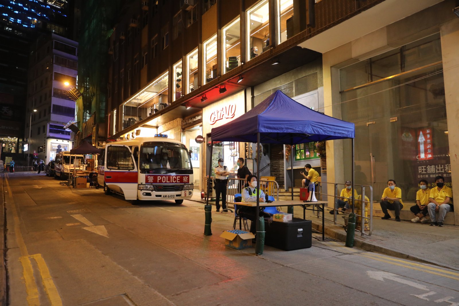 24日，平安夜蘭桂坊街頭「水靜河飛」，酒吧停業，食肆禁堂食，只有少數市民在閒逛。在各個路口均有警察巡邏維持秩序，同時牌照事務署的工作人員到多個商廈巡查，查看有無場所違規營業（大公文匯全媒體記者 李斯哲攝）