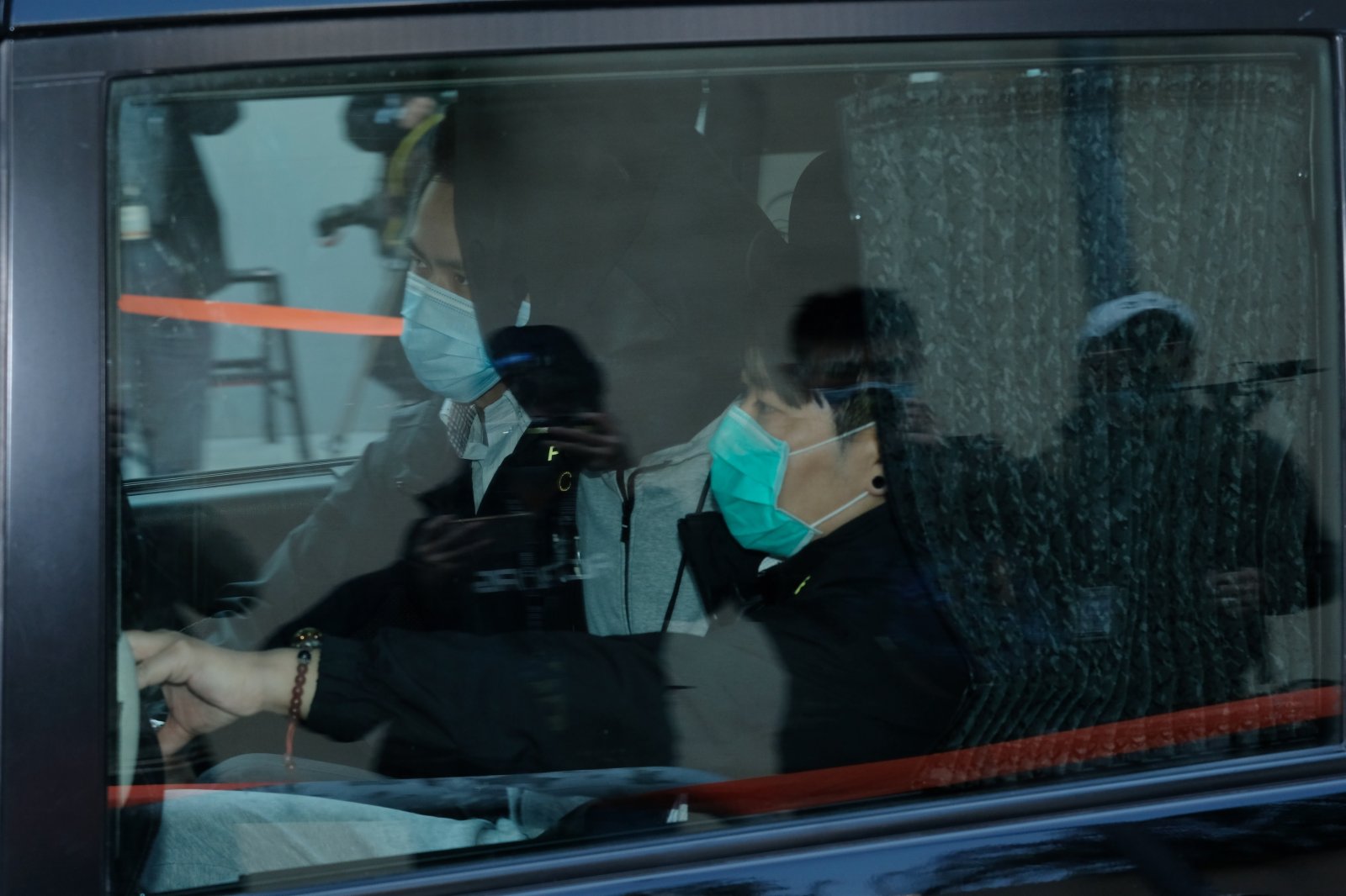 兩名未成年港人今早約11時，在深圳灣口岸被移交香港警方。圖為疑犯（中）（大公文匯全媒體記者攝）