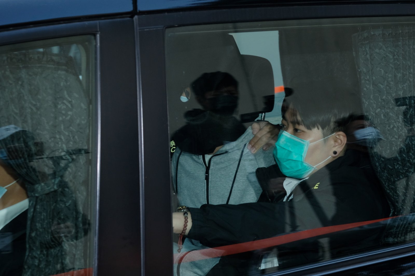 兩名未成年港人今早約11時，在深圳灣口岸被移交香港警方。圖為疑犯（左）（大公文匯全媒體記者攝）