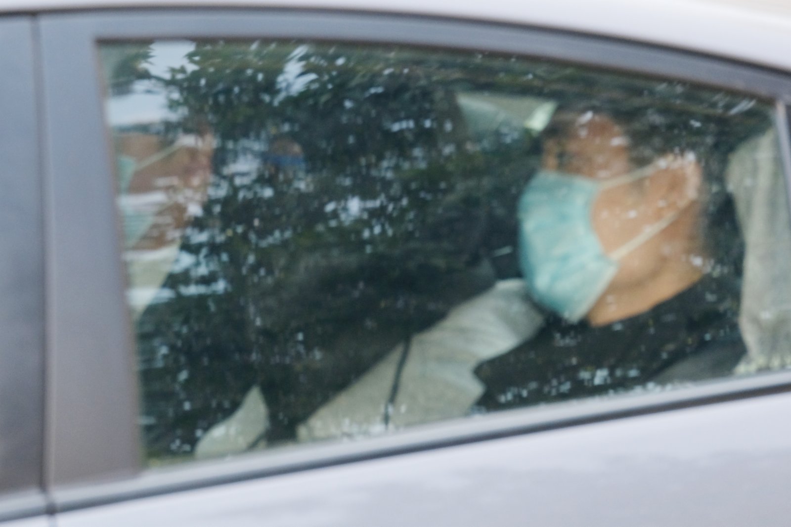 深圳市公安局鹽田分局今日（30日）通報，檢察機關對自願認罪認罰的未成年人廖某某、犯罪時未成年的廖某某，以偷越邊境罪作出不起訴決定，兩人今早已被依法遣送出境。兩名未成年疑犯今早約11時，在深圳灣口岸被移交香港警方，約12時被送到天水圍警署。圖為疑犯（左）（大公文匯全媒體記者攝）