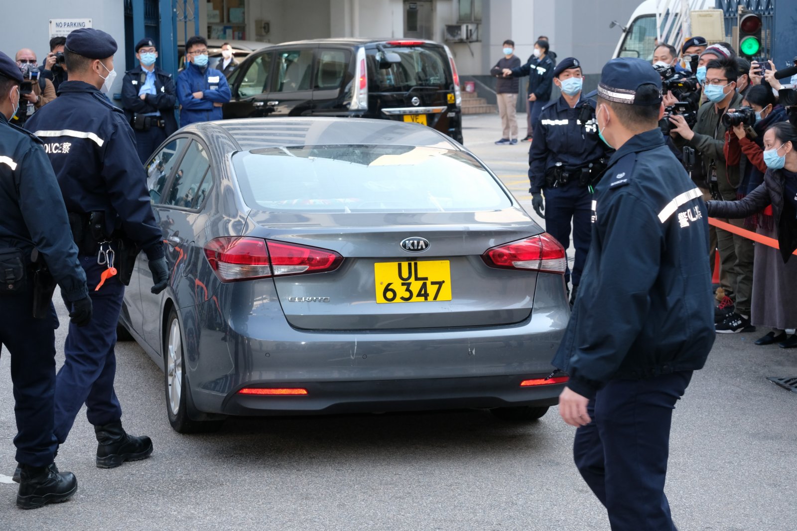 兩名未成年港人今早約11時，在深圳灣口岸被移交香港警方。（大公文匯全媒體記者攝）