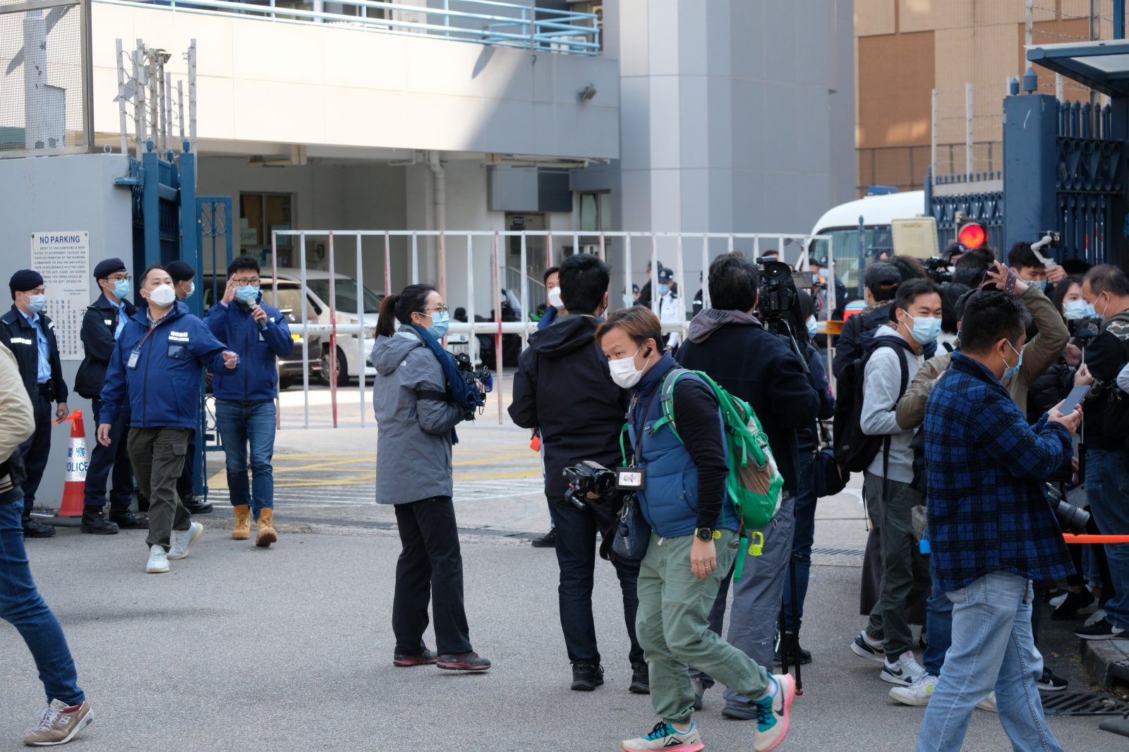 兩名未成年港人今早約11時，在深圳灣口岸被移交香港警方。（大公文匯全媒體記者攝）
