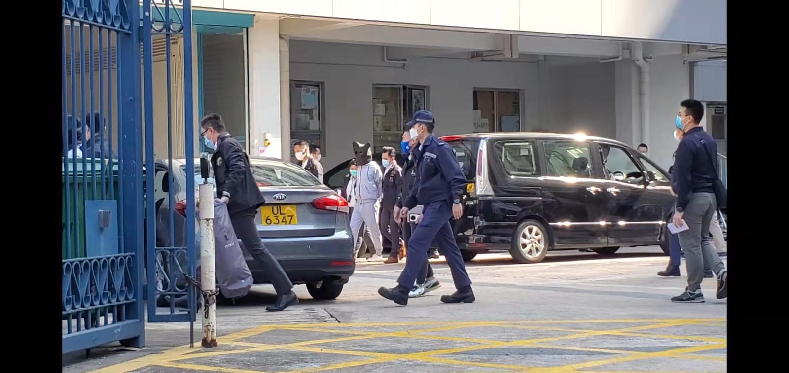 兩名未成年疑犯被送到天水圍警署（大公報突發組攝）