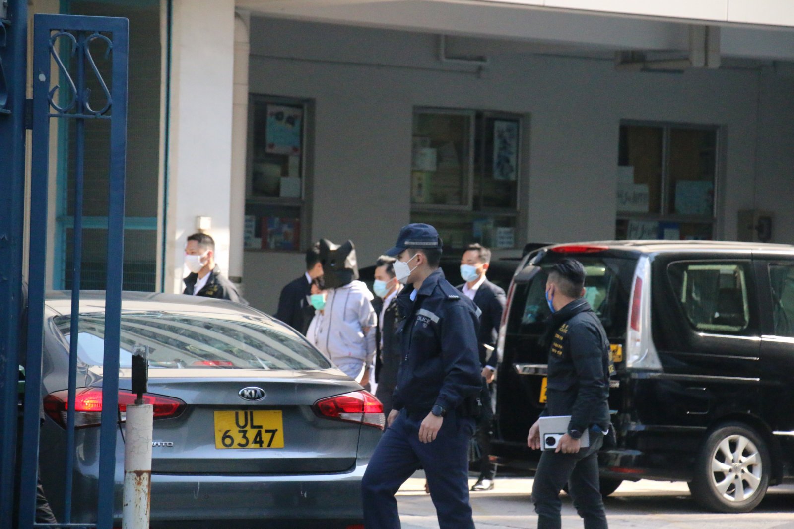 兩名未成年疑犯被送到天水圍警署（大公報突發組攝）