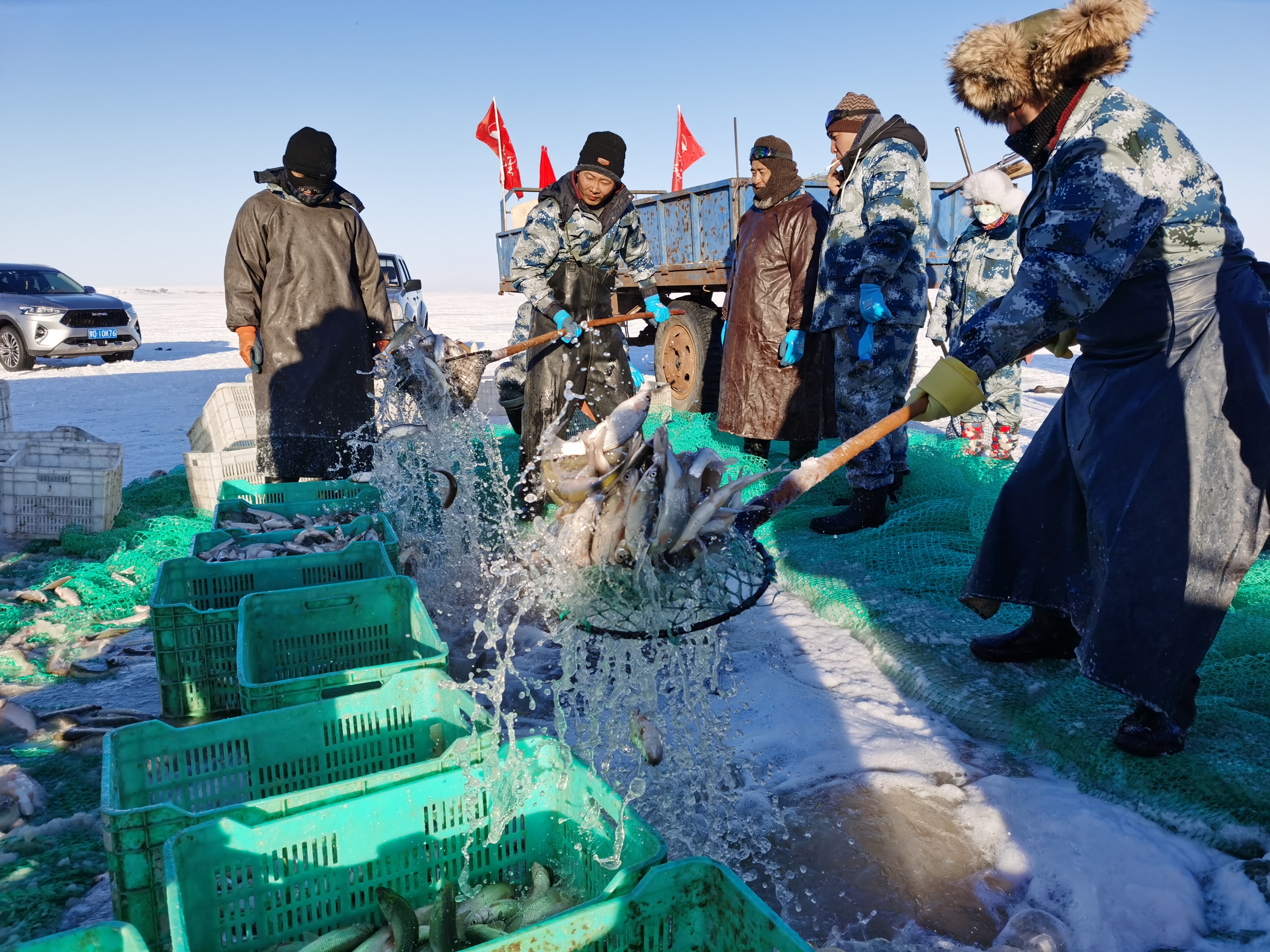 冰面上的捕魚工人看上去就像達里湖的愛斯基摩人，他們用智慧和勤勞將這巨大冰塊的沉寂打破。是的，這塊冰下確實不平靜，在這巨冰之下生活着達里湖特有的魚類，自漁場成立以來，達里湖已經有了半個多世紀的漁業生產史。