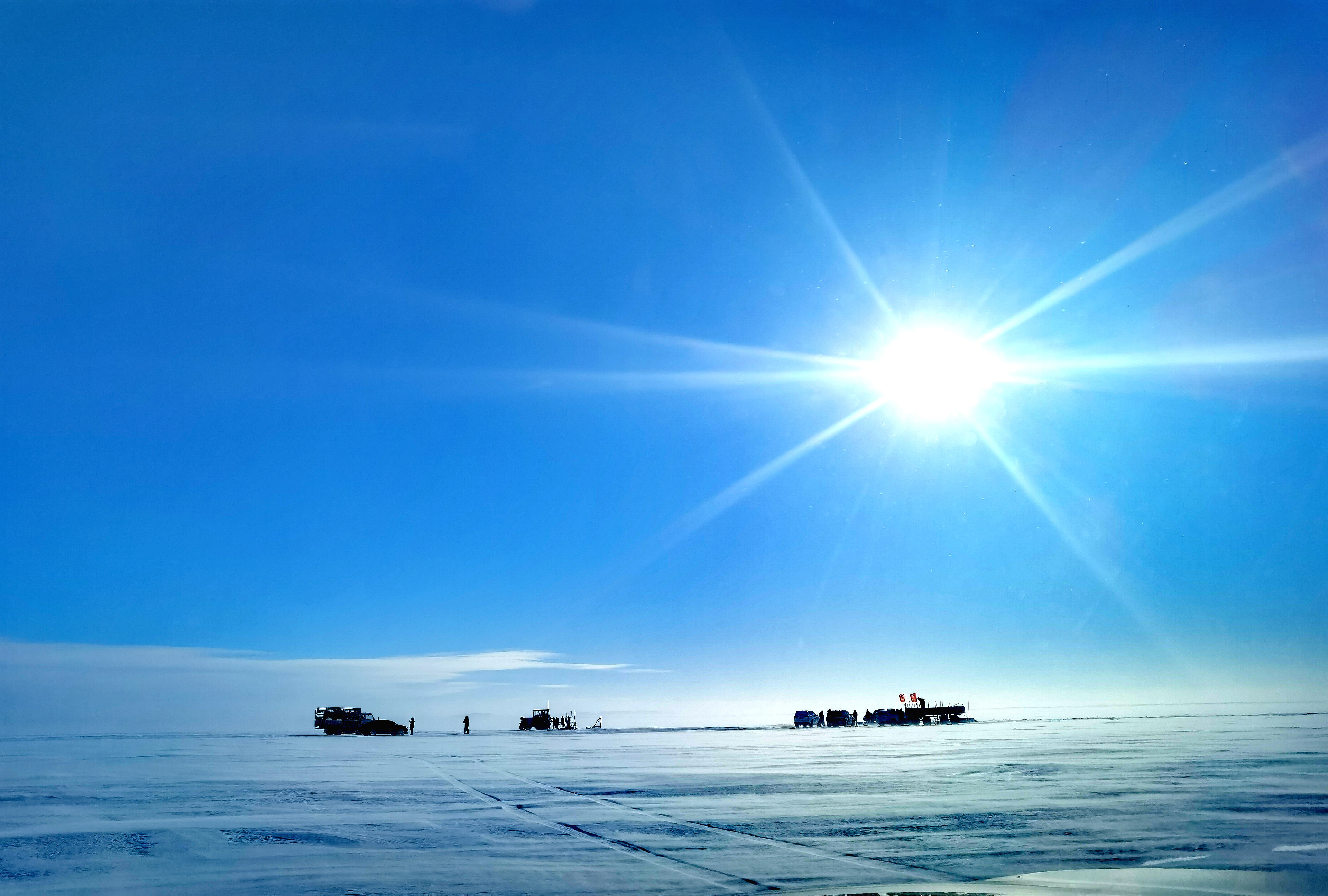 冬季達里湖方圓兩百多平方公里的大冰塊真的美極了。如果您選擇在寒冷的冬季出遊達里湖，一定不會讓您失望，一起來了解關於達里湖冬季的故事吧！