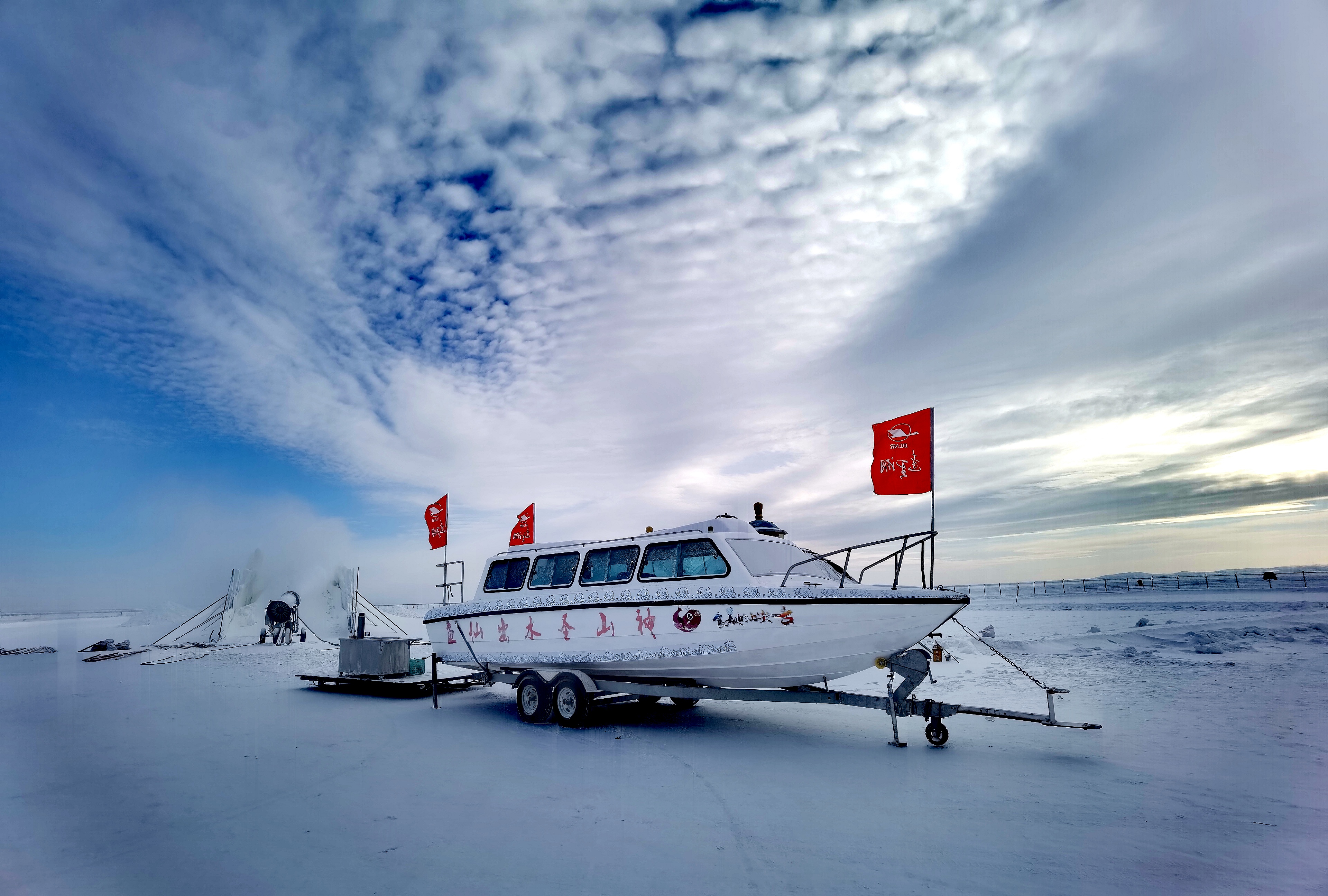 冬季達里湖方圓兩百多平方公里的大冰塊真的美極了。如果您選擇在寒冷的冬季出遊達里湖，一定不會讓您失望，一起來了解關於達里湖冬季的故事吧！