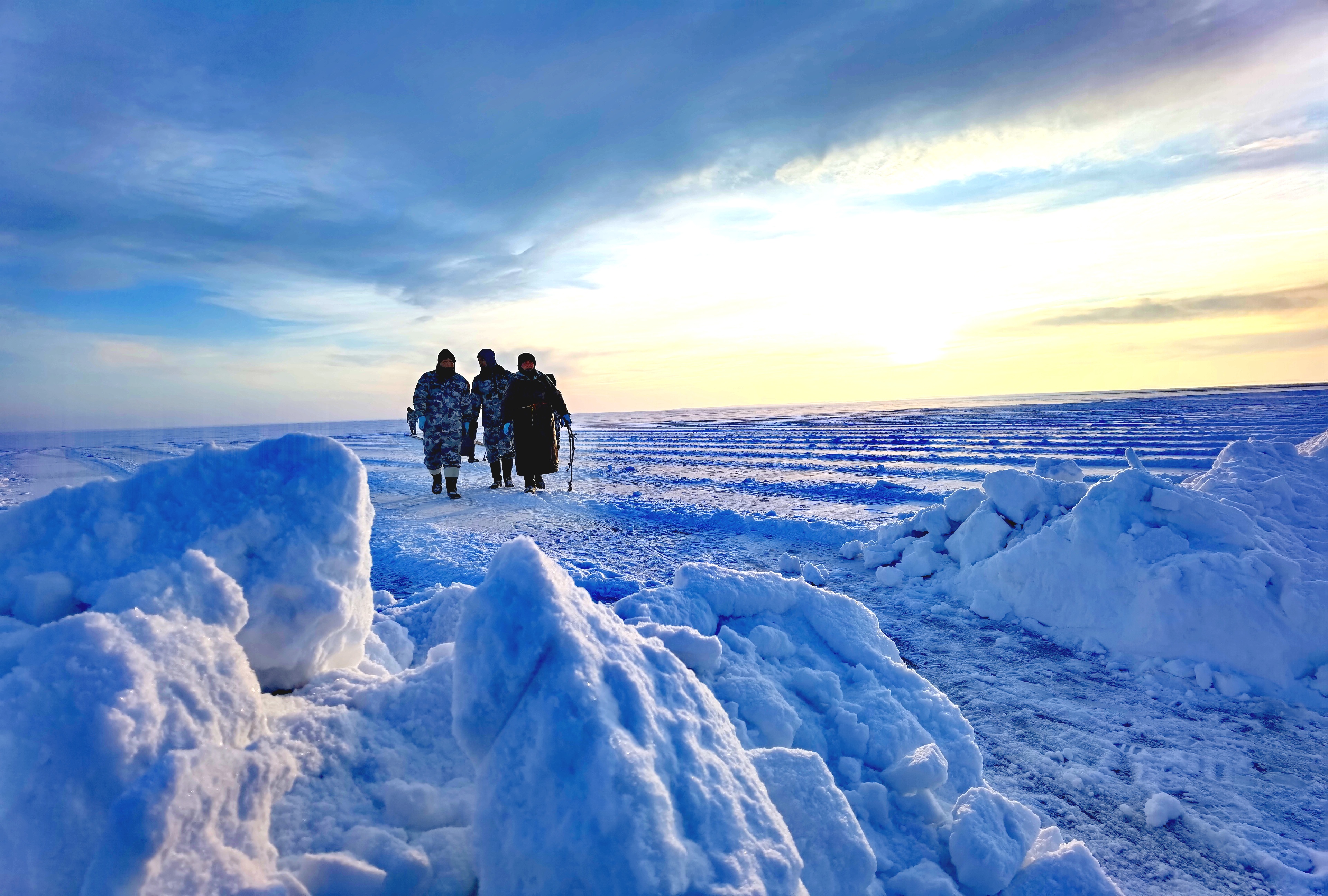 冬季達里湖方圓兩百多平方公里的大冰塊真的美極了。如果您選擇在寒冷的冬季出遊達里湖，一定不會讓您失望，一起來了解關於達里湖冬季的故事吧！