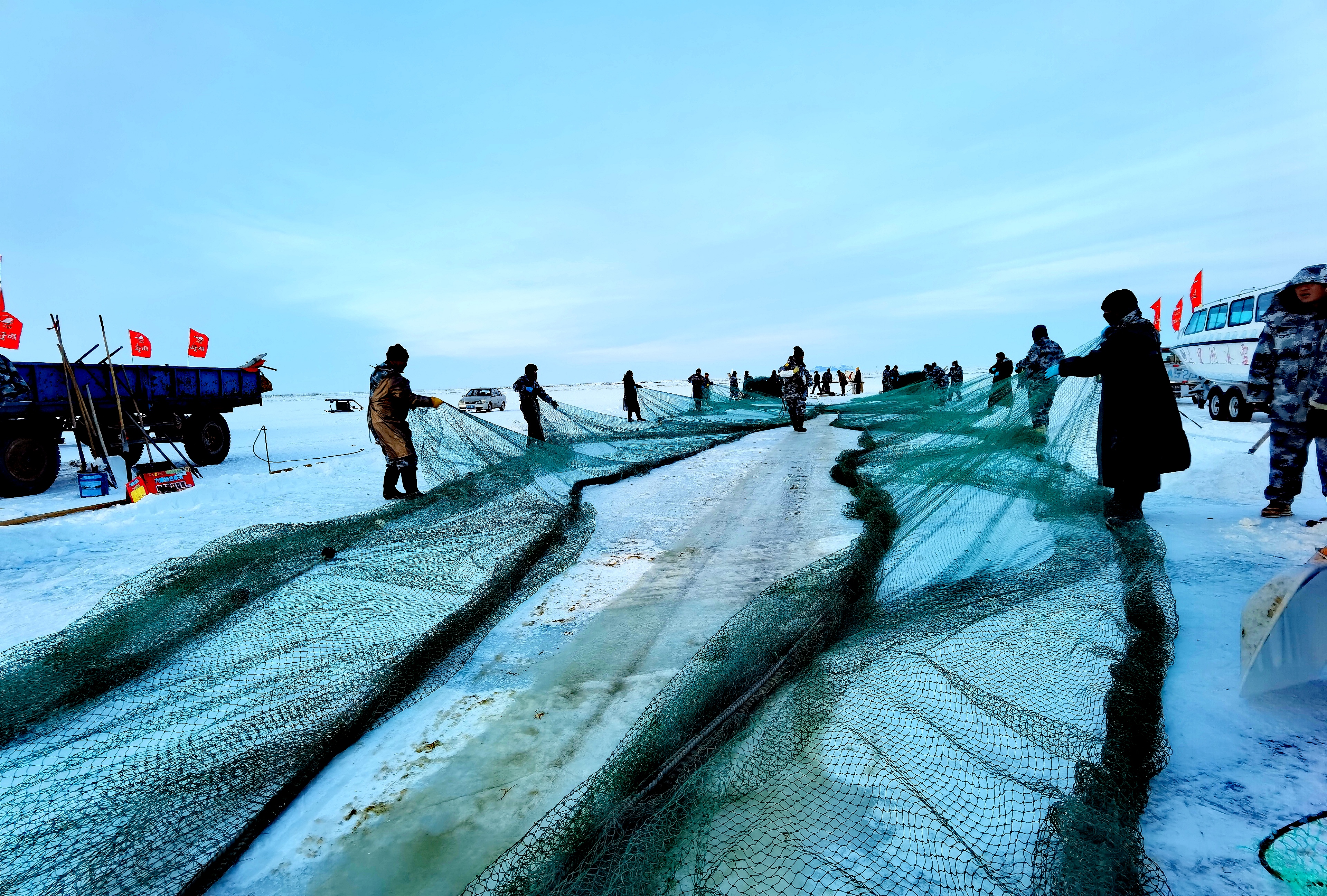 冰面上的捕魚工人看上去就像達里湖的愛斯基摩人，他們用智慧和勤勞將這巨大冰塊的沉寂打破。是的，這塊冰下確實不平靜，在這巨冰之下生活着達里湖特有的魚類，自漁場成立以來，達里湖已經有了半個多世紀的漁業生產史。