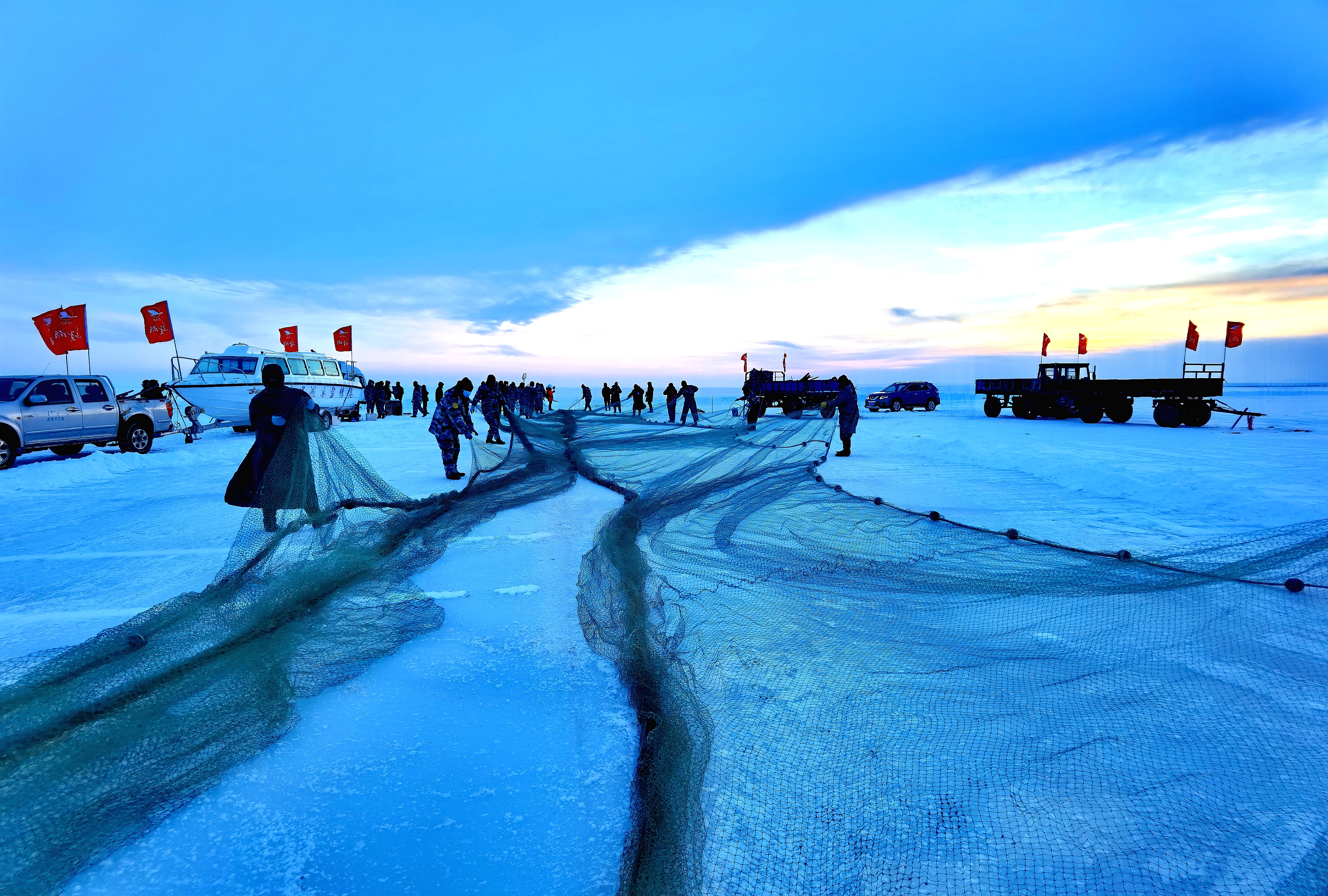 冰面上的捕魚工人看上去就像達里湖的愛斯基摩人，他們用智慧和勤勞將這巨大冰塊的沉寂打破。是的，這塊冰下確實不平靜，在這巨冰之下生活着達里湖特有的魚類，自漁場成立以來，達里湖已經有了半個多世紀的漁業生產史。