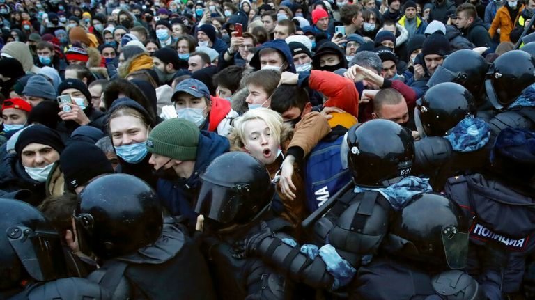 俄反對派非法集會爆衝突　逾3000人被捕