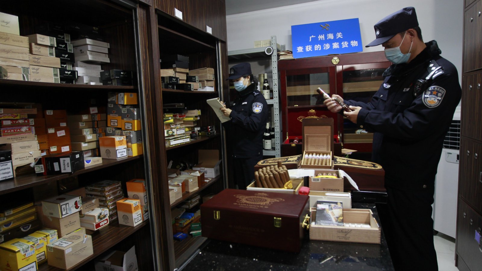 中國海關偵破跨境走私雪茄大案
