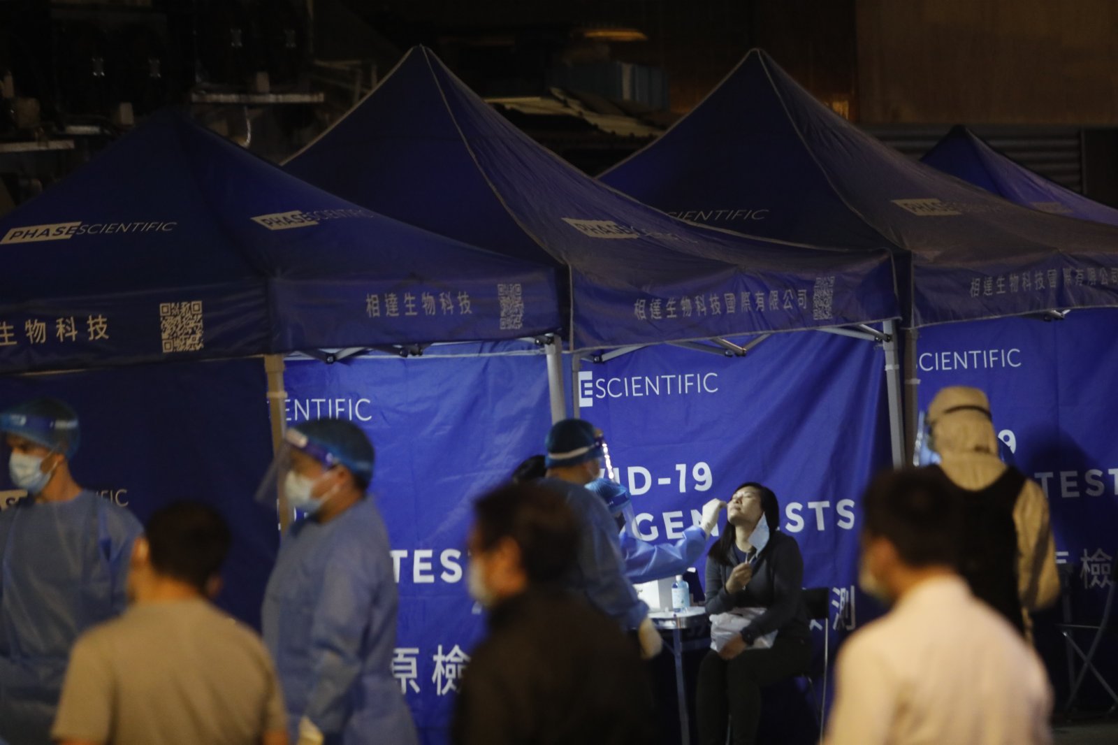 封鎖區的居民晚上9時開始落樓排隊，逐一登記到帳篷進行檢測。（香港文匯報記者湯馬斯攝）