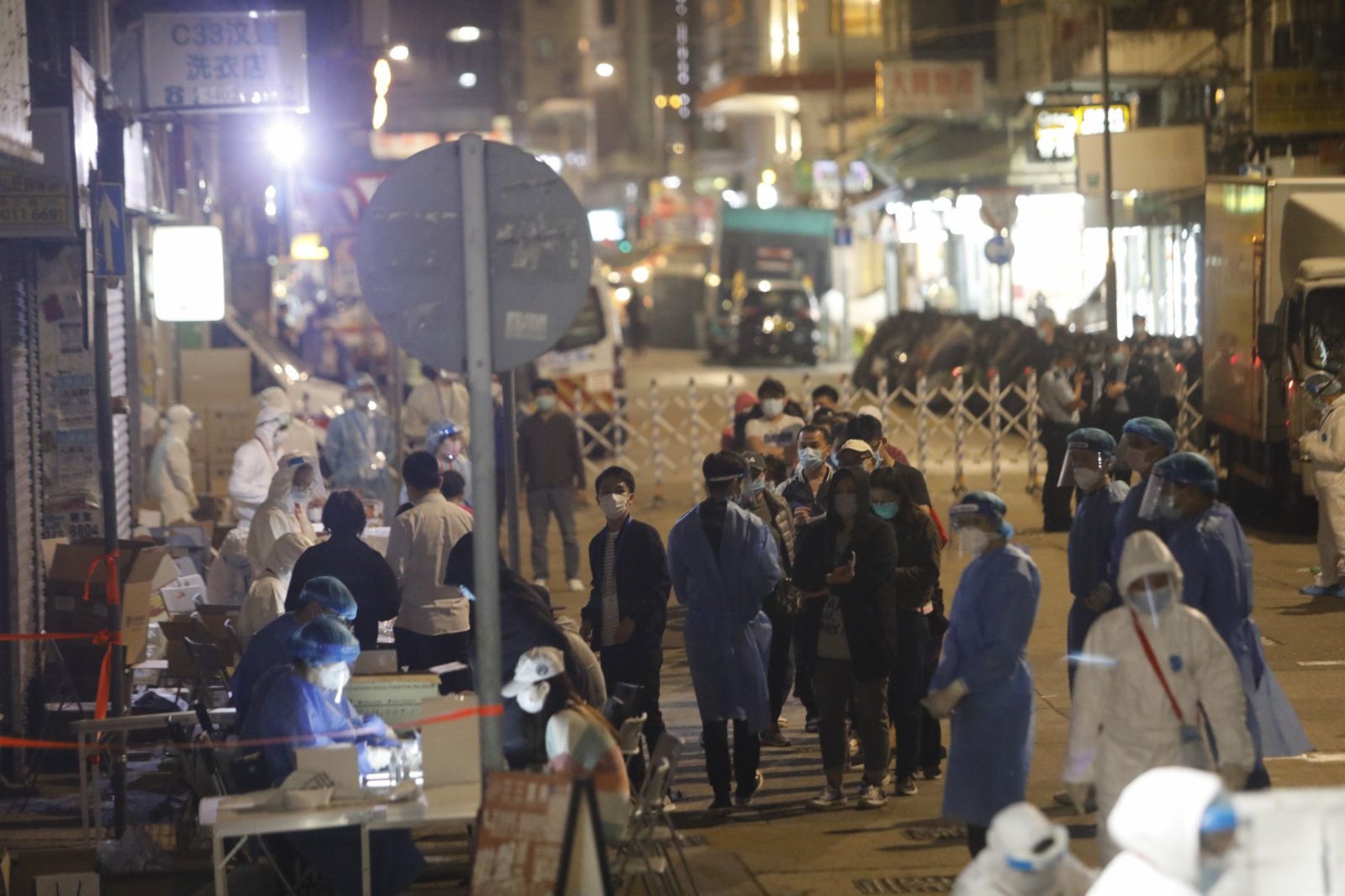 政府今日(26日)晚上7時開始突襲式圍封油麻地碧街9至27號和東安街3號，範圍內的受檢人士須於午夜前強制檢測。政府目標是在明日早上6時左右完成行動。（香港文匯報記者湯馬斯攝）
