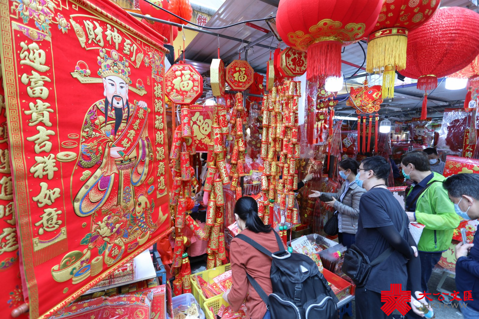 農曆新年將至，有深水埗玩具街之稱的福榮街變身成為「新年街」，不少店鋪在路邊開檔賣牛年賀年公仔、特色揮春，利是封等，大半條街都一片紅噹噹，充滿濃厚節日氣氛。多款賀年飾品唔單止價錢吸引，而且款式仲好齊全，吸引大批市民帶埋一家大細來置辦年貨。（大公文匯全媒體記者 李斯哲攝）