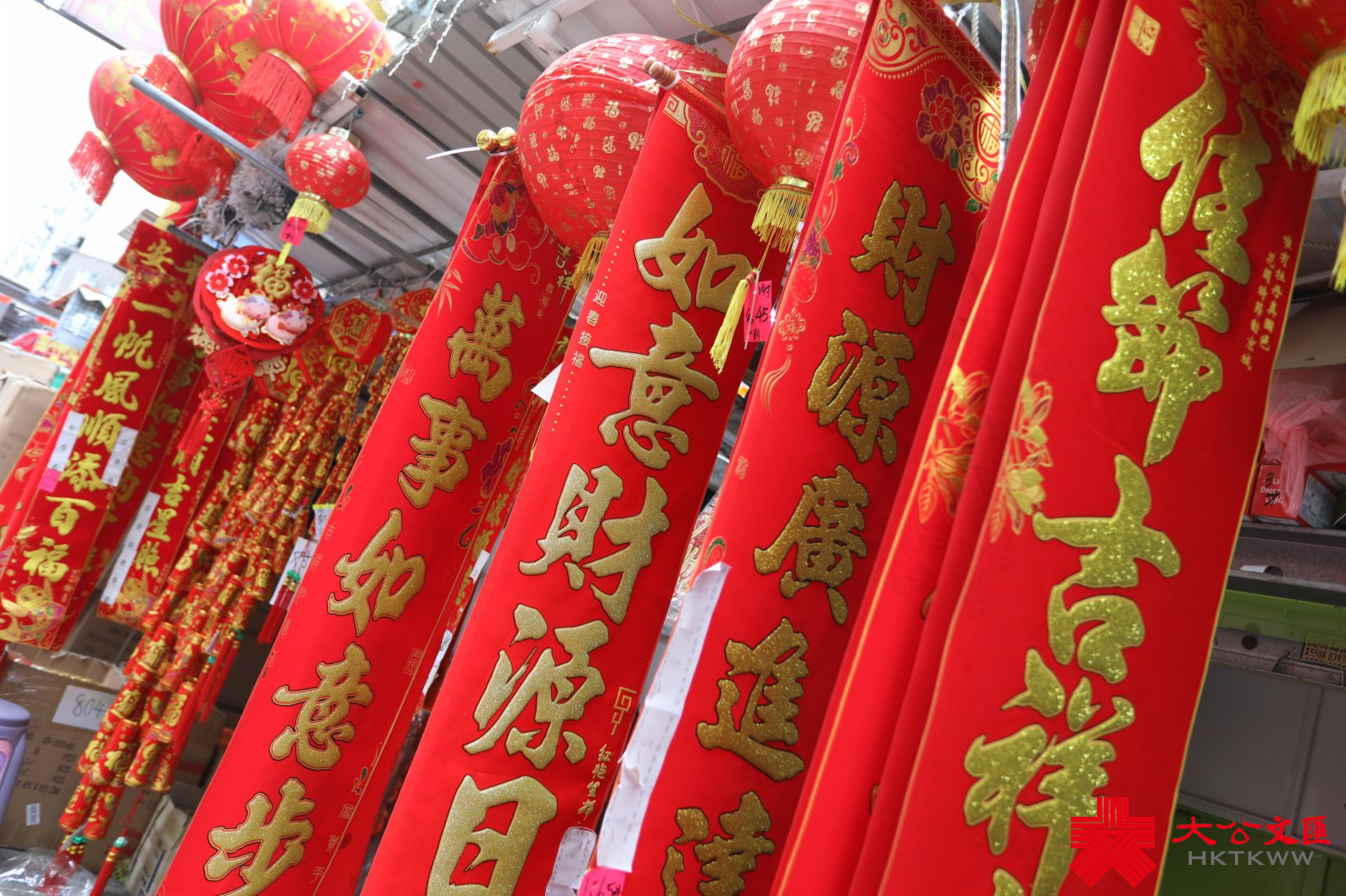 農曆新年將至，有深水埗玩具街之稱的福榮街變身成為「新年街」，不少店鋪在路邊開檔賣牛年賀年公仔、特色揮春，利是封等，大半條街都一片紅噹噹，充滿濃厚節日氣氛。多款賀年飾品唔單止價錢吸引，而且款式仲好齊全，吸引大批市民帶埋一家大細來置辦年貨。（大公文匯全媒體記者 李斯哲攝）