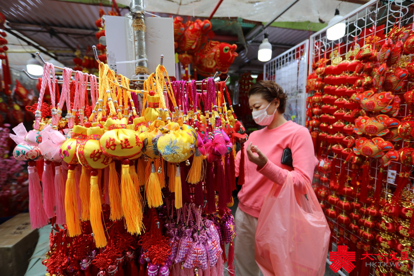 農曆新年將至，有深水埗玩具街之稱的福榮街變身成為「新年街」，不少店鋪在路邊開檔賣牛年賀年公仔、特色揮春，利是封等，大半條街都一片紅噹噹，充滿濃厚節日氣氛。多款賀年飾品唔單止價錢吸引，而且款式仲好齊全，吸引大批市民帶埋一家大細來置辦年貨。（大公文匯全媒體記者 李斯哲攝）