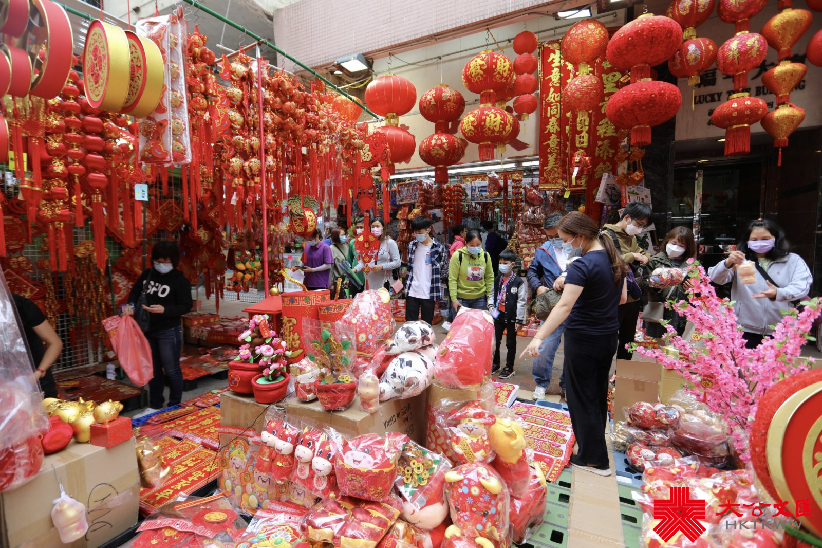 農曆新年將至，有深水埗玩具街之稱的福榮街變身成為「新年街」，不少店鋪在路邊開檔賣牛年賀年公仔、特色揮春，利是封等，大半條街都一片紅噹噹，充滿濃厚節日氣氛。多款賀年飾品唔單止價錢吸引，而且款式仲好齊全，吸引大批市民帶埋一家大細來置辦年貨。（大公文匯全媒體記者 李斯哲攝）