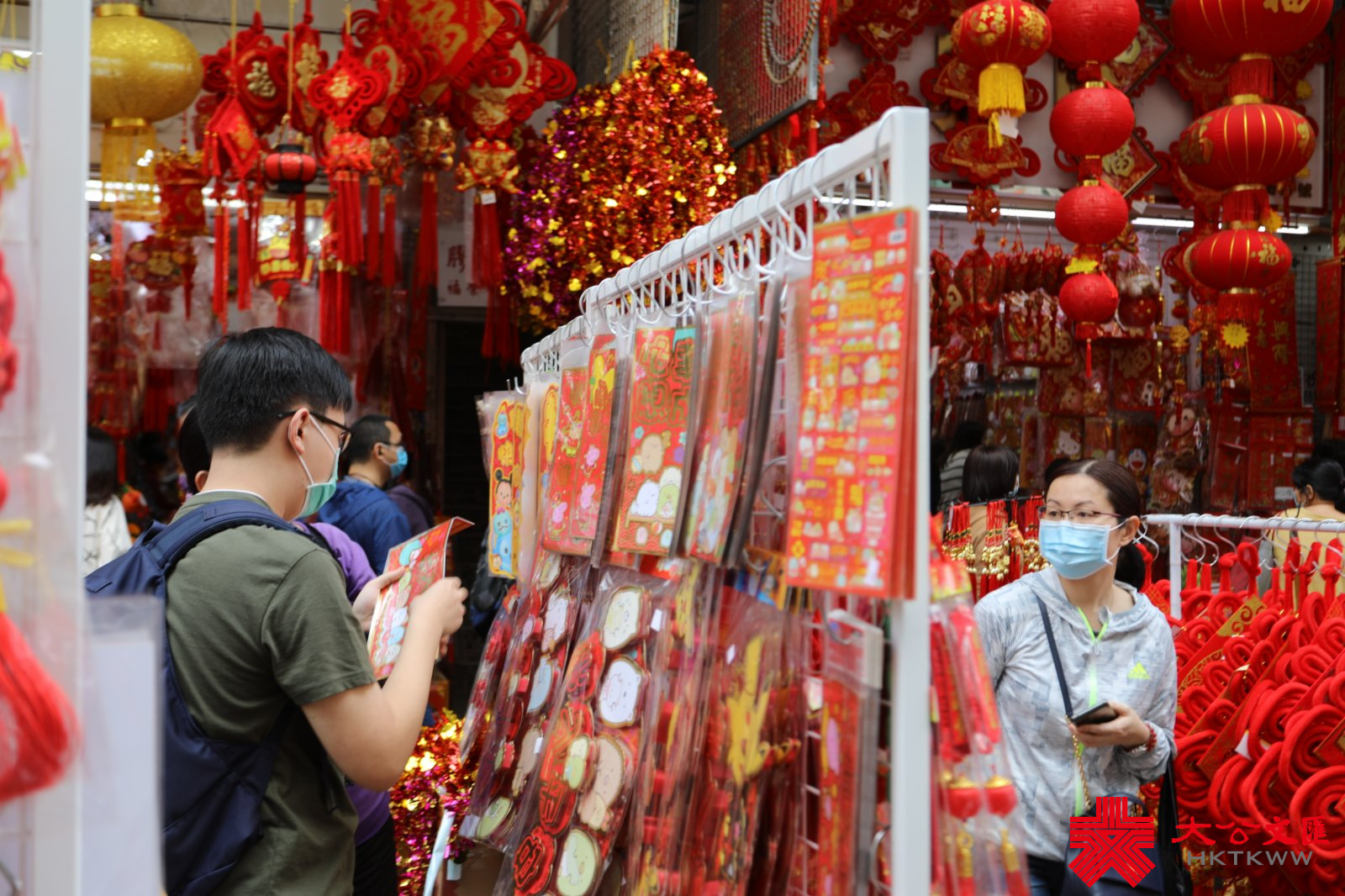 農曆新年將至，有深水埗玩具街之稱的福榮街變身成為「新年街」，不少店鋪在路邊開檔賣牛年賀年公仔、特色揮春，利是封等，大半條街都一片紅噹噹，充滿濃厚節日氣氛。多款賀年飾品唔單止價錢吸引，而且款式仲好齊全，吸引大批市民帶埋一家大細來置辦年貨。（大公文匯全媒體記者 李斯哲攝）