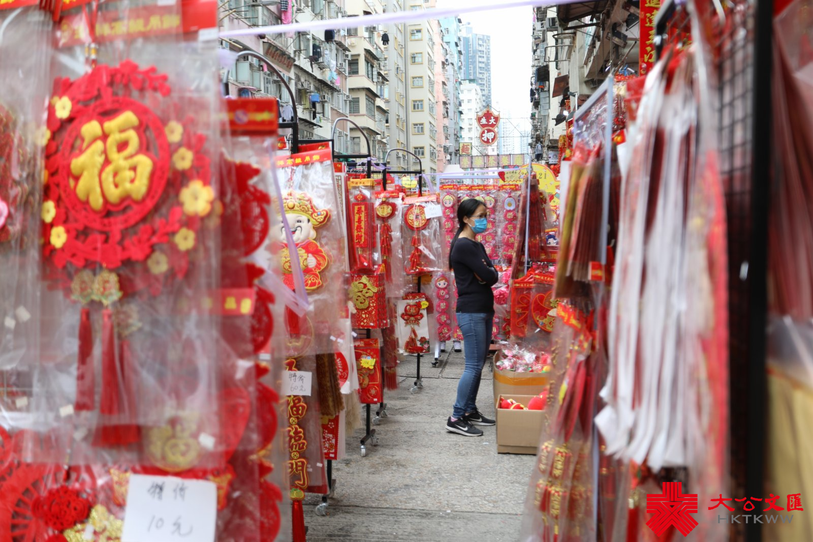 農曆新年將至，有深水埗玩具街之稱的福榮街變身成為「新年街」，不少店鋪在路邊開檔賣牛年賀年公仔、特色揮春，利是封等，大半條街都一片紅噹噹，充滿濃厚節日氣氛。多款賀年飾品唔單止價錢吸引，而且款式仲好齊全，吸引大批市民帶埋一家大細來置辦年貨。（大公文匯全媒體記者 李斯哲攝）