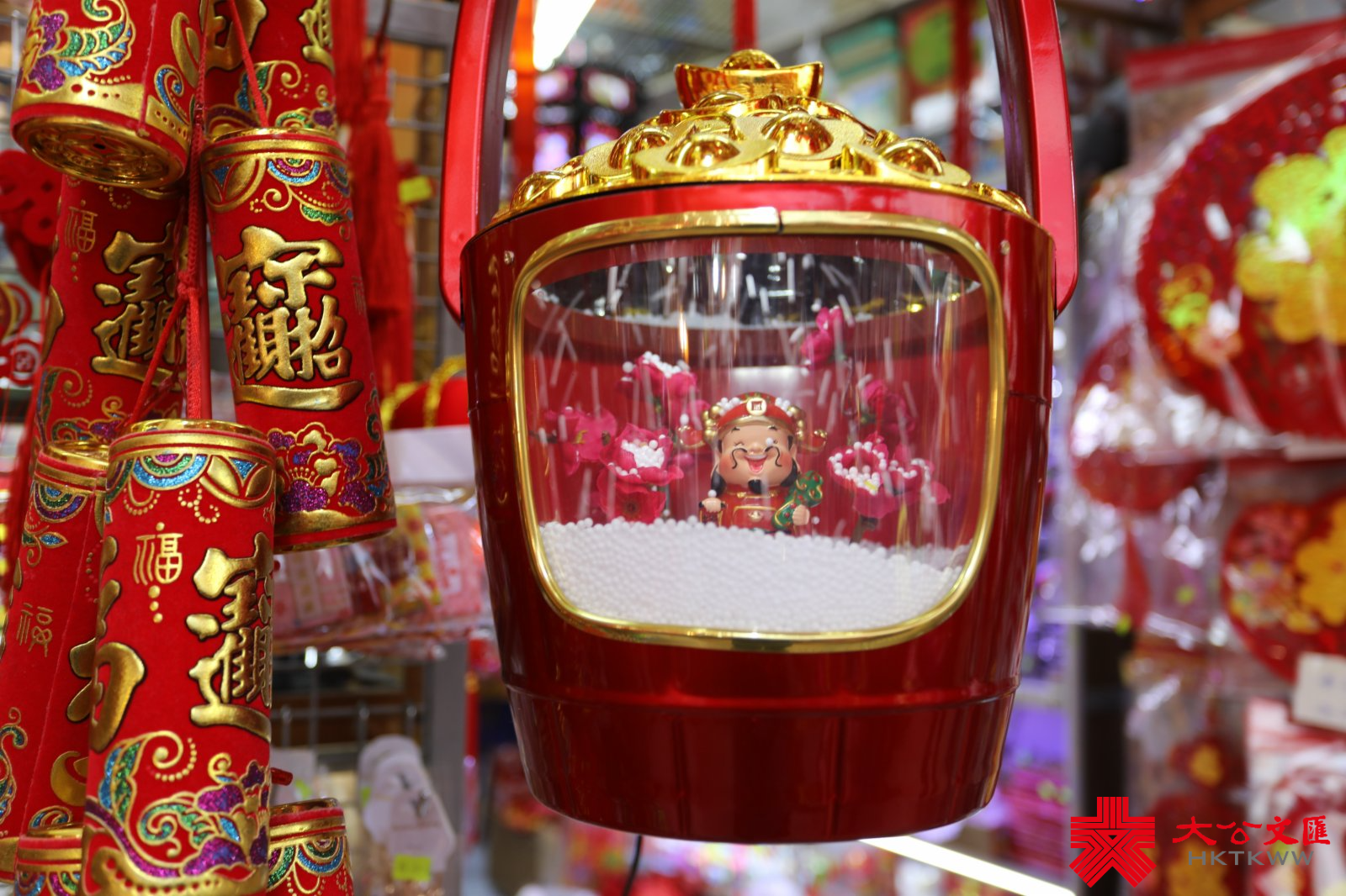 農曆新年將至，有深水埗玩具街之稱的福榮街變身成為「新年街」，不少店鋪在路邊開檔賣牛年賀年公仔、特色揮春，利是封等，大半條街都一片紅噹噹，充滿濃厚節日氣氛。多款賀年飾品唔單止價錢吸引，而且款式仲好齊全，吸引大批市民帶埋一家大細來置辦年貨。（大公文匯全媒體記者 李斯哲攝）