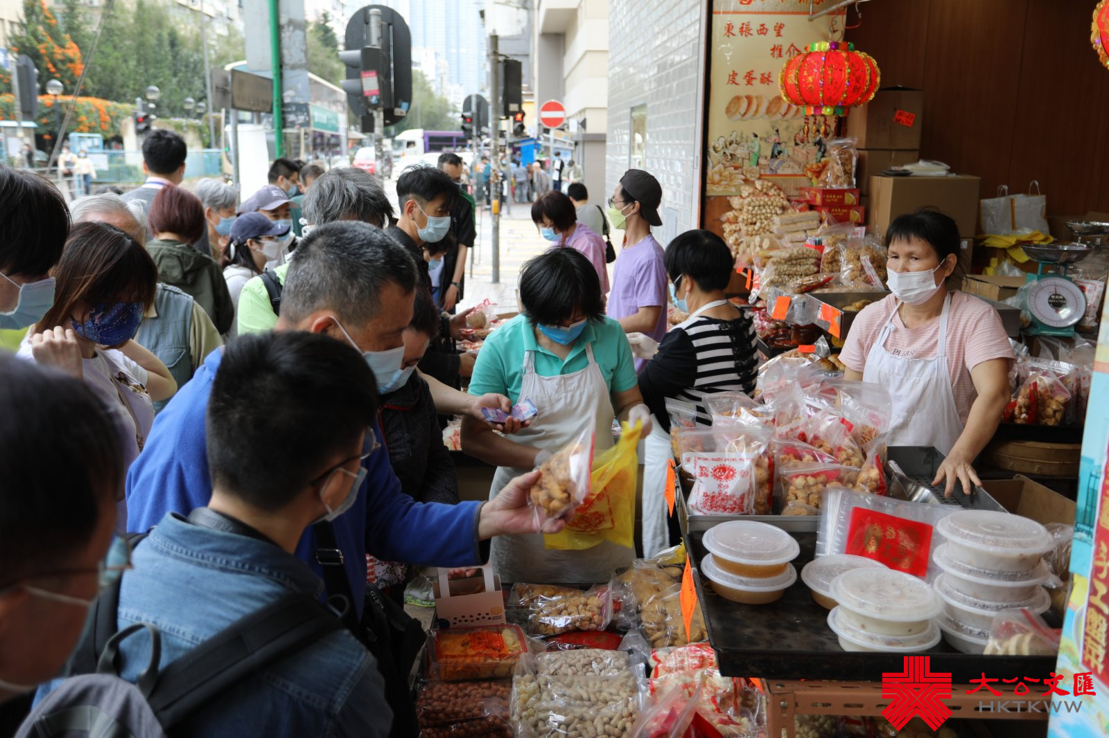 農曆新年將至，有深水埗玩具街之稱的福榮街變身成為「新年街」，不少店鋪在路邊開檔賣牛年賀年公仔、特色揮春，利是封等，大半條街都一片紅噹噹，充滿濃厚節日氣氛。多款賀年飾品唔單止價錢吸引，而且款式仲好齊全，吸引大批市民帶埋一家大細來置辦年貨。（大公文匯全媒體記者 李斯哲攝）