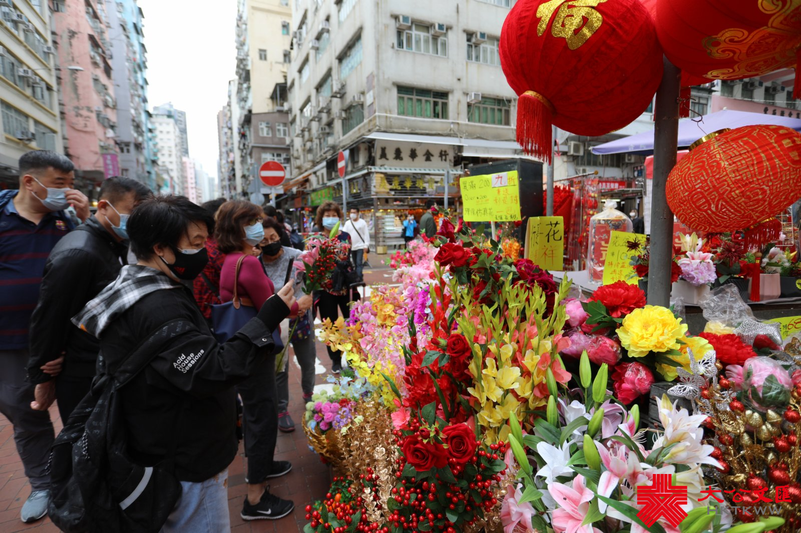 農曆新年將至，有深水埗玩具街之稱的福榮街變身成為「新年街」，不少店鋪在路邊開檔賣牛年賀年公仔、特色揮春，利是封等，大半條街都一片紅噹噹，充滿濃厚節日氣氛。多款賀年飾品唔單止價錢吸引，而且款式仲好齊全，吸引大批市民帶埋一家大細來置辦年貨。（大公文匯全媒體記者 李斯哲攝）