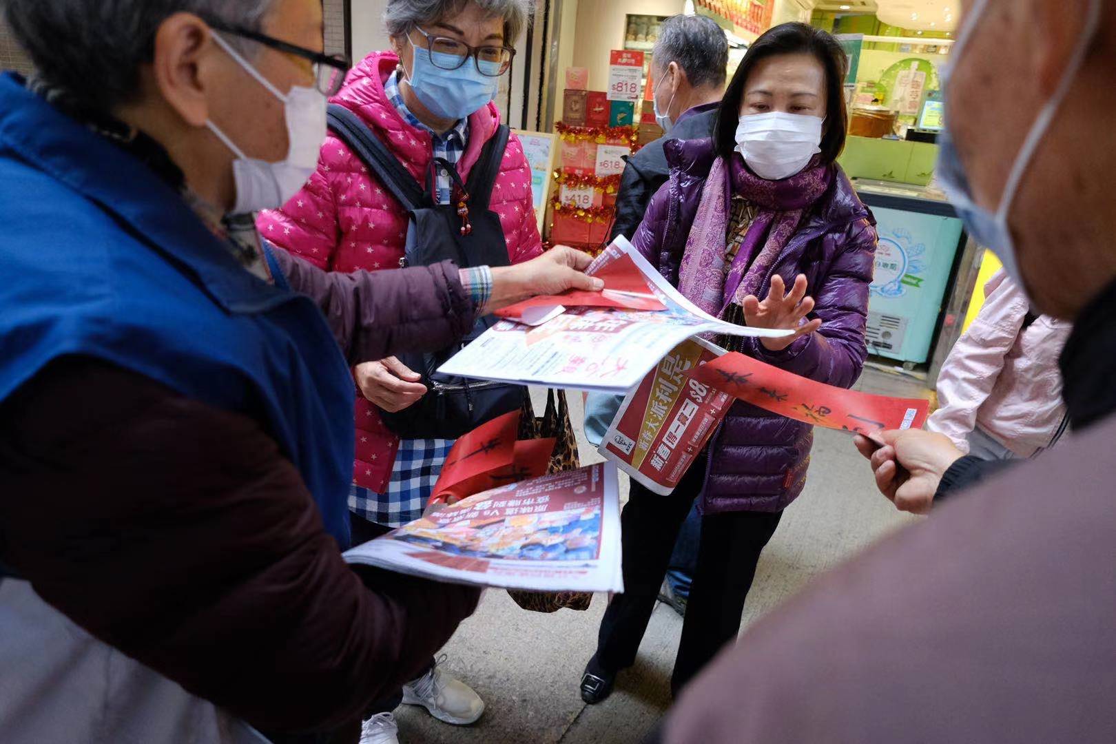 （大公報記者龔學鳴報道）農曆新年將至，《大公報》今早在炮台山港鐵站B出口派發報紙及賀年揮春，取報長龍長達200米，在開派後一小時即全部派罄。

揮春受到讀者熱烈歡迎，其中多位讀者表示「國安家好」、「春來福到」揮春寓意好，亦能代表市民心聲。疫情受控則是大家共同的新年願望。