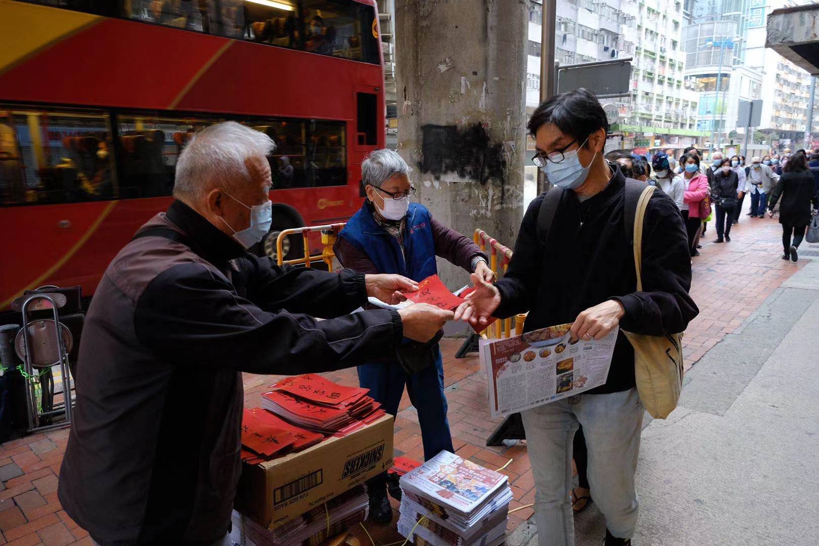 （大公報記者龔學鳴報道）農曆新年將至，《大公報》今早在炮台山港鐵站B出口派發報紙及賀年揮春，取報長龍長達200米，在開派後一小時即全部派罄。

揮春受到讀者熱烈歡迎，其中多位讀者表示「國安家好」、「春來福到」揮春寓意好，亦能代表市民心聲。疫情受控則是大家共同的新年願望。
