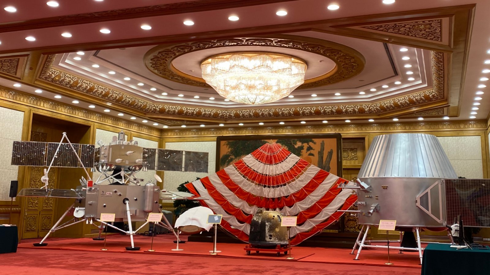 「香港製造」嫦娥五號探測器模型亮相北京人民大會堂