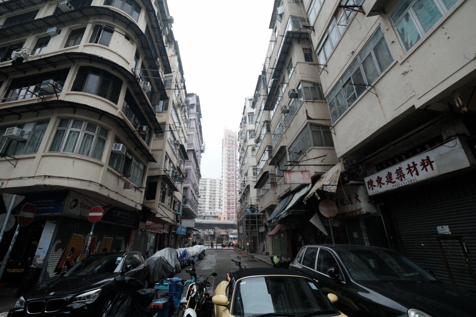 市區重建局土瓜灣項目今日（5日）刊憲公布開展，並於當日在項目範圍內進行凍結人口調查。該項目預計落成日期為2032年，旨在透過重建達致重整及重新規劃土地用途，藉此提升該區的易行度及連接性，並建議將行人及交通網絡，融入毗連的市建局項目，彰顯規劃裨益及帶來協同效應（香港文匯報記者陳大文攝）